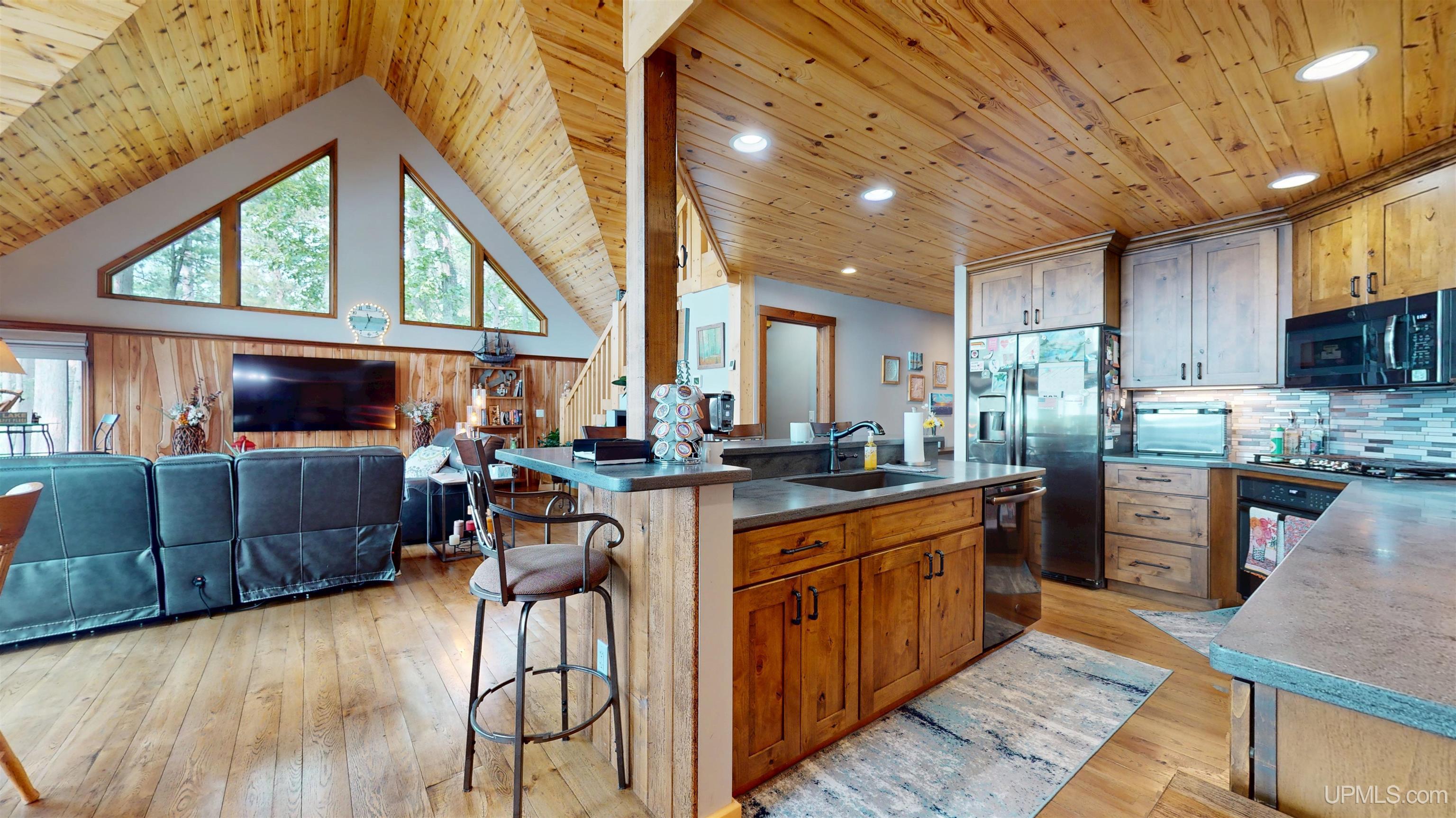 Marquette, Michigan, 49855, United States, 2 Bedrooms Bedrooms, ,4 BathroomsBathrooms,Residential,For Sale,1892873