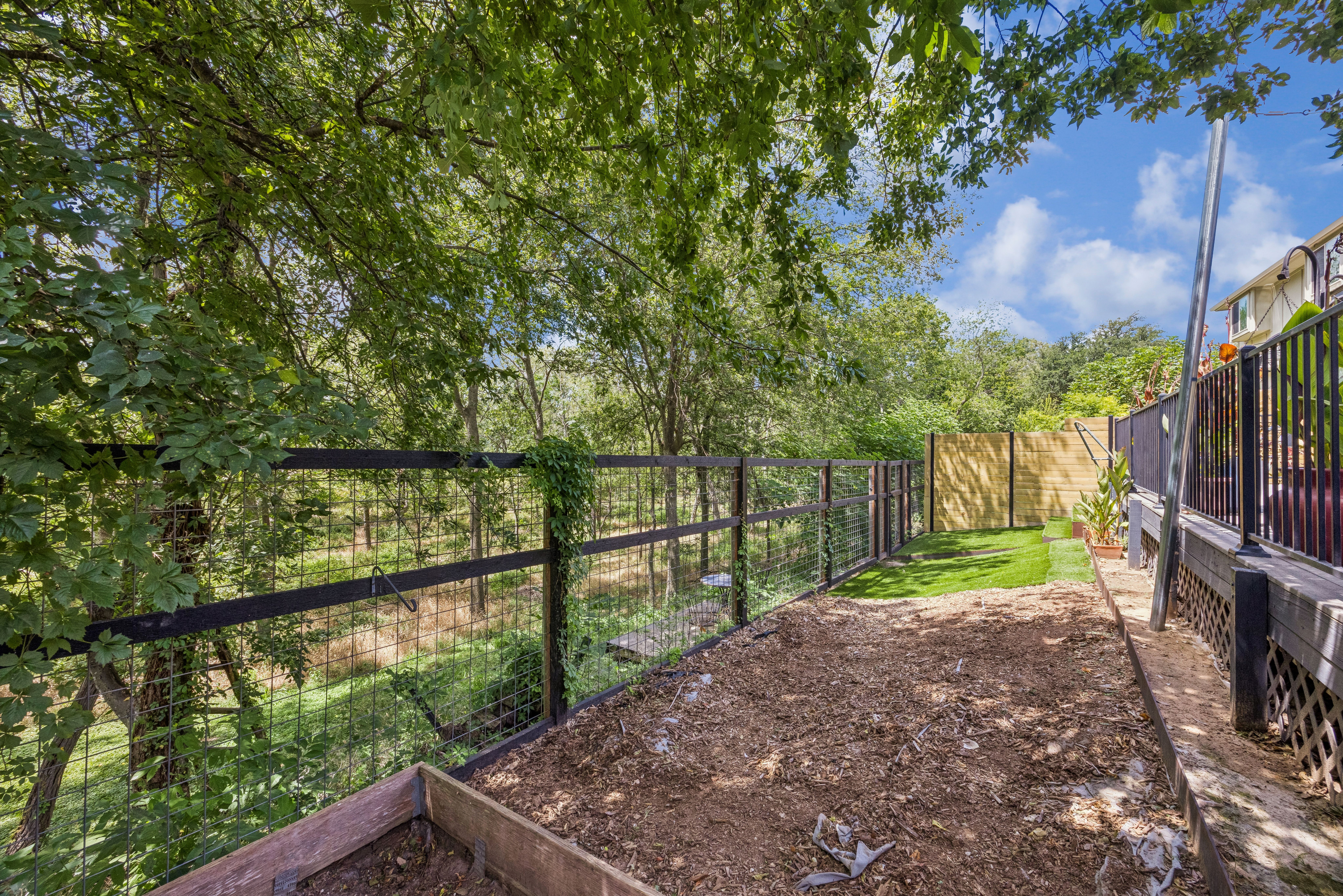  Single-Story Retreat Backing to Greenbelt in Knollwood on the Colorado River - 物件實景