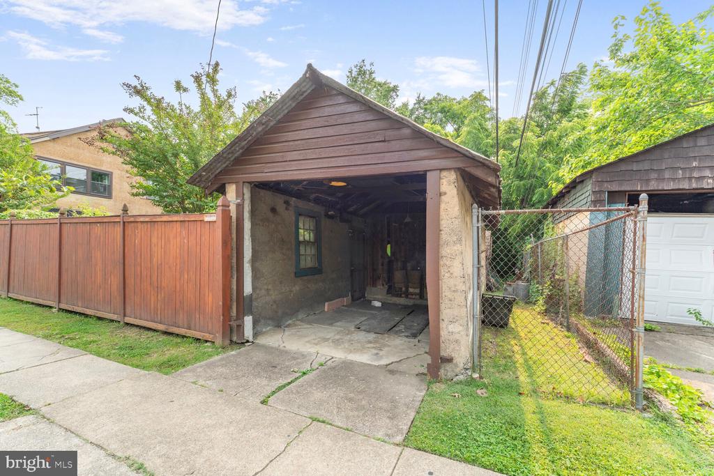Arlington, Virginia, 22202, United States, 3 Bedrooms Bedrooms, ,1 BathroomBathrooms,Residential,For Sale,1904422