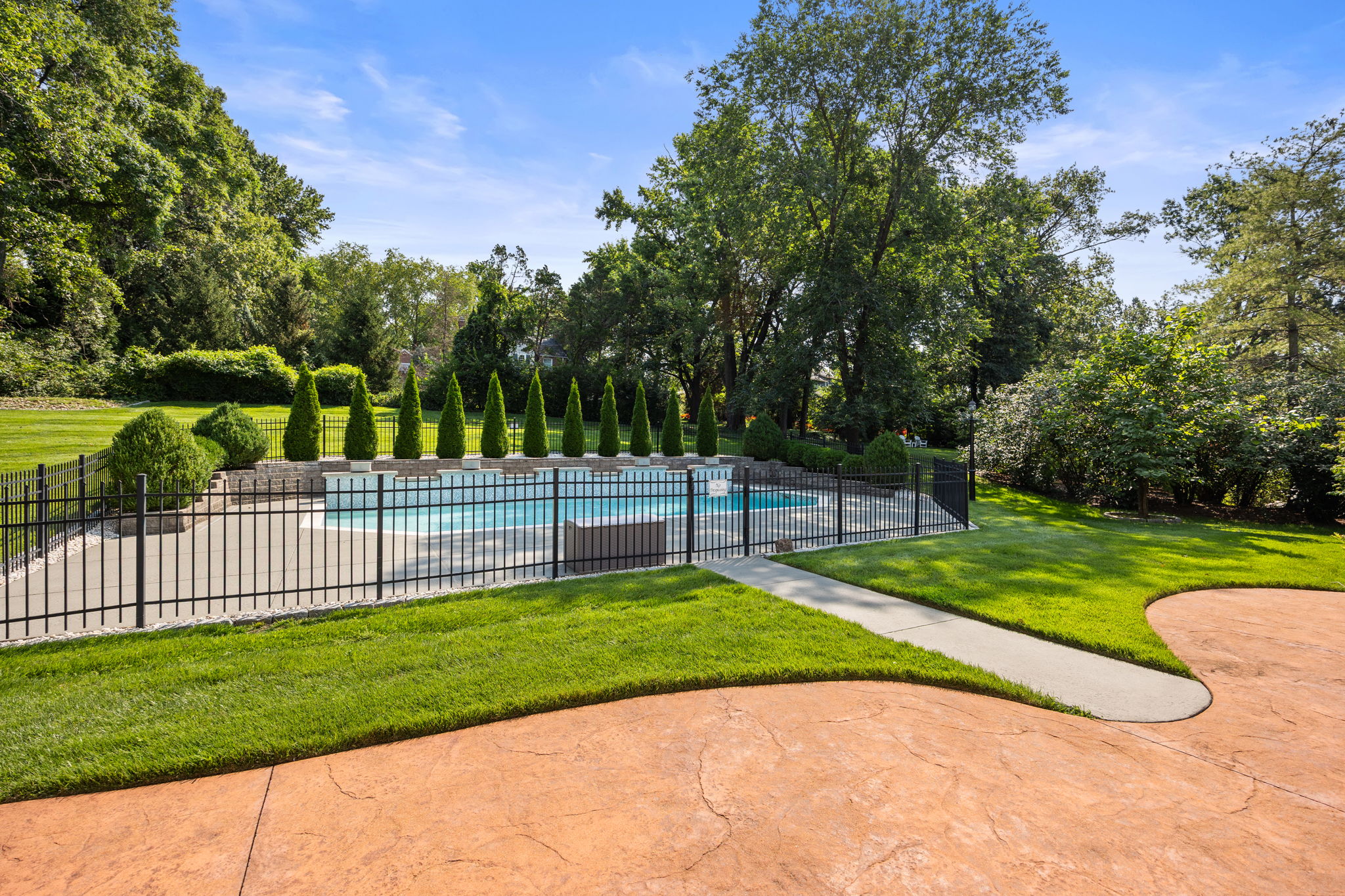  This classic Berkshire home offers curb appeal galore - 物件實景