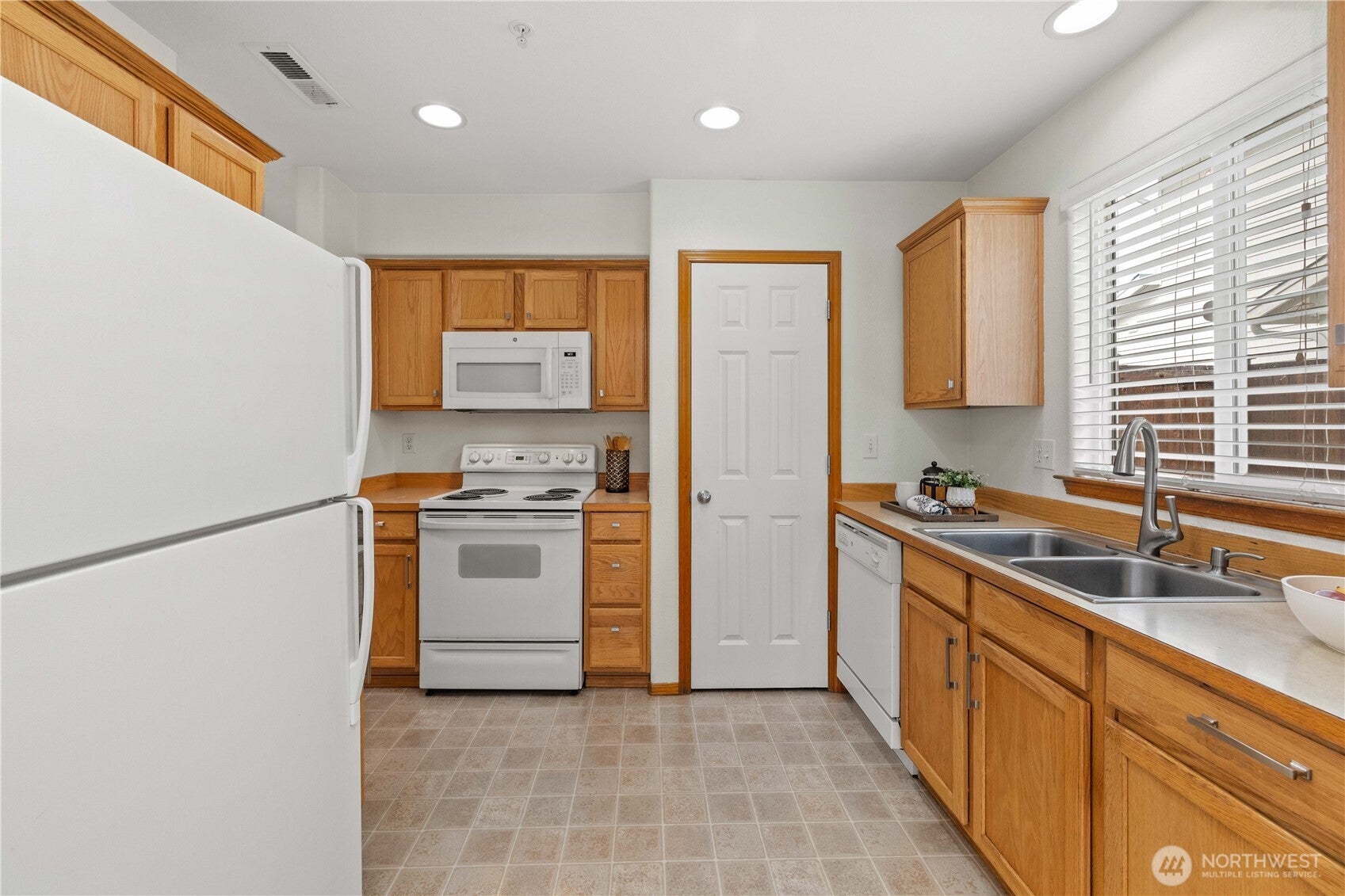 Everett, Washington, 98204, United States, 3 Bedrooms Bedrooms, ,3 BathroomsBathrooms,Residential,For Sale,1930415