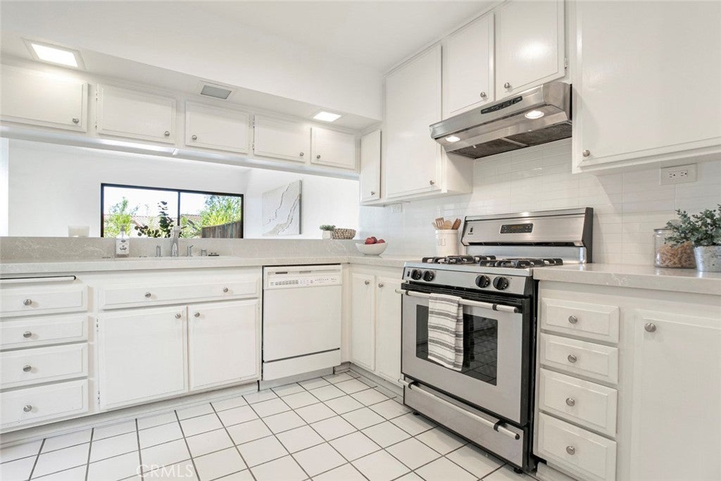 Glendale, California, 91206, United States, 2 Bedrooms Bedrooms, ,3 BathroomsBathrooms,Residential,For Sale,1941682