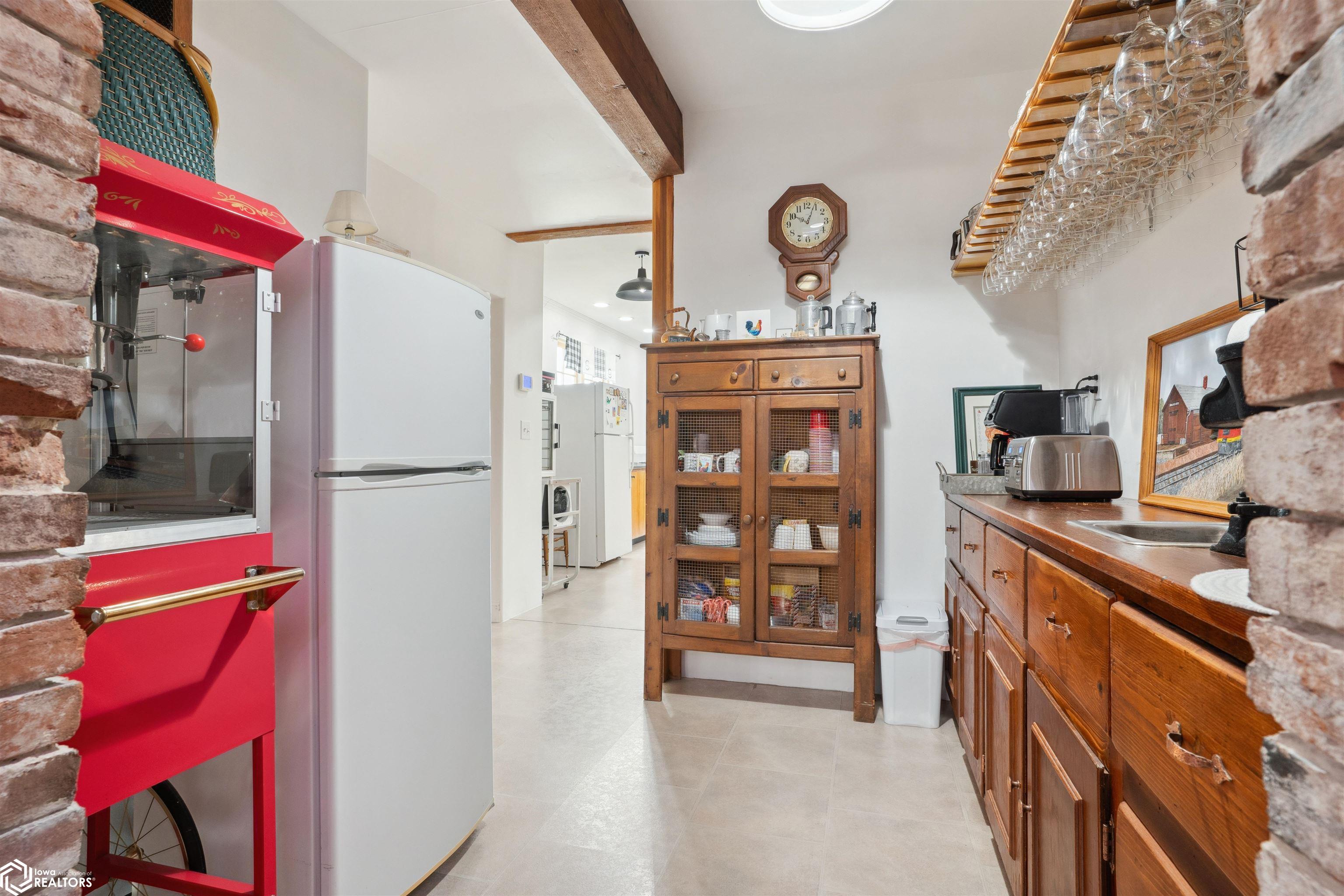 Dallas City, Illinois, 62330, United States, 8 Bedrooms Bedrooms, ,7 BathroomsBathrooms,Residential,For Sale,1980104