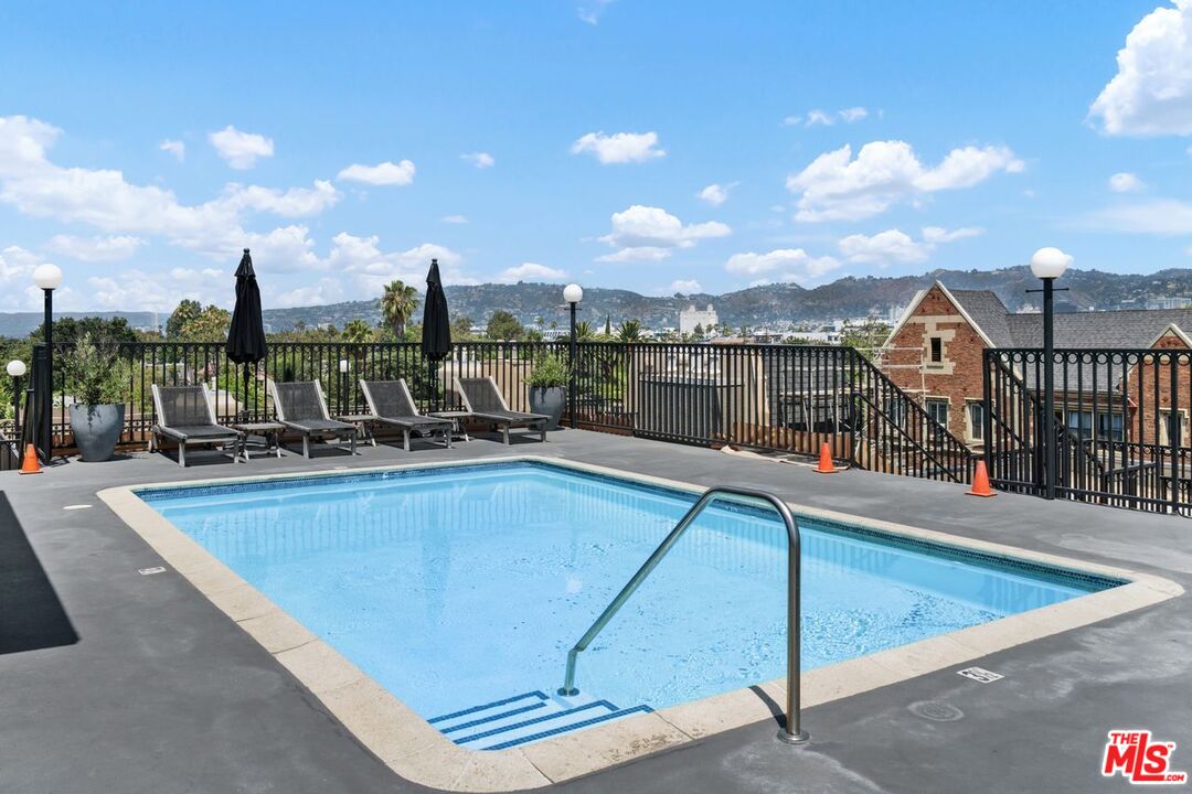 Los Angeles, California, 90004, United States, 2 Bedrooms Bedrooms, ,2 BathroomsBathrooms,Residential,For Sale,1885351