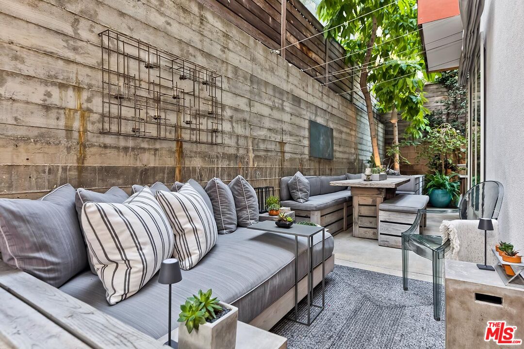 West Hollywood, California, 90069, United States, 2 Bedrooms Bedrooms, ,2 BathroomsBathrooms,Residential,For Sale,1760061