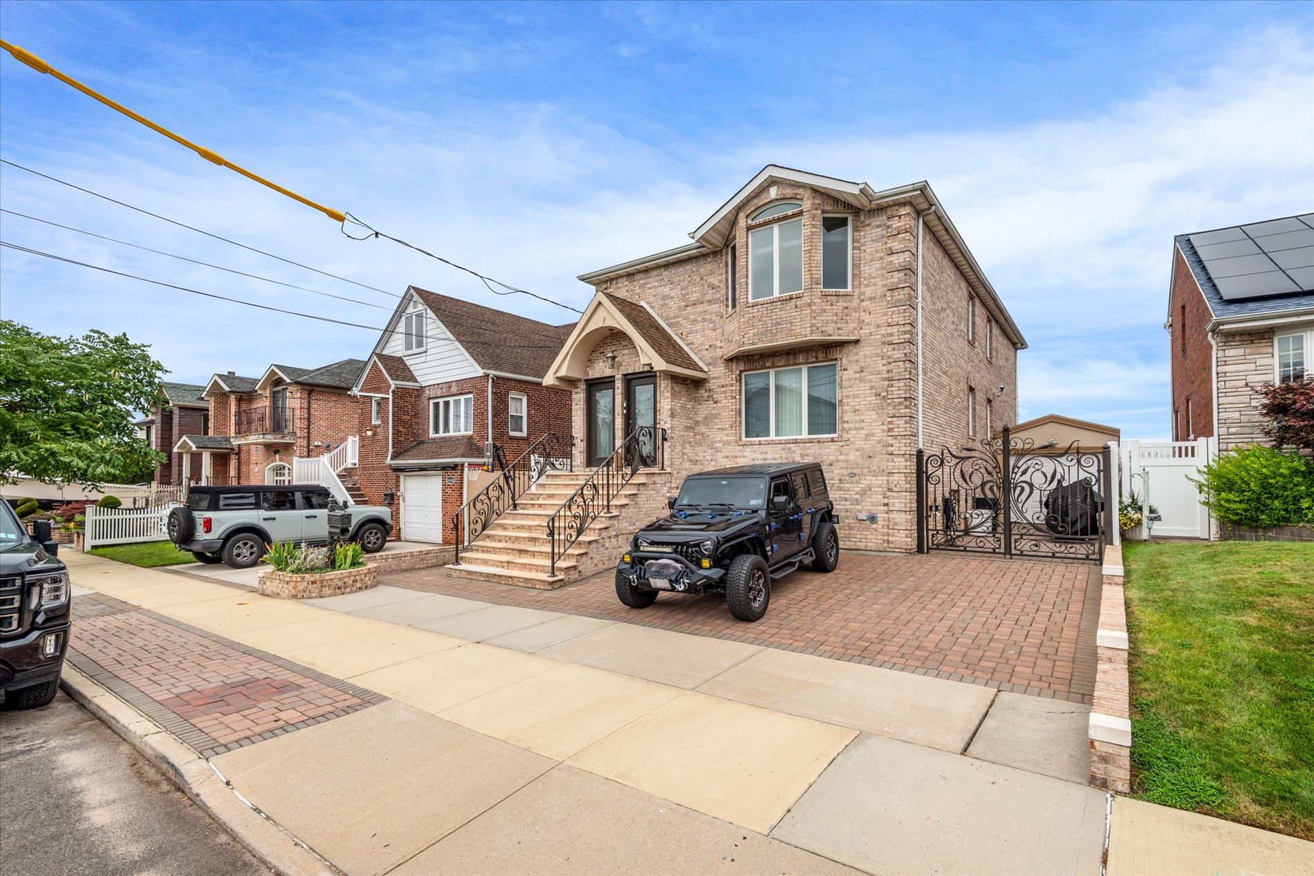 Howard Beach, New York, 11414, United States, 5 Bedrooms Bedrooms, ,4 BathroomsBathrooms,Residential,For Sale,1941286