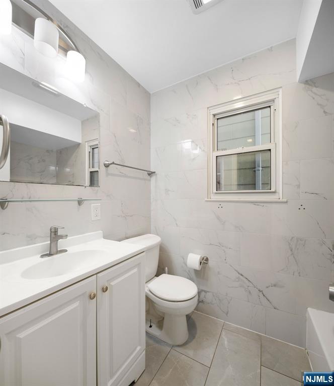 Harrison, New Jersey, 07029, United States, 6 Bedrooms Bedrooms, ,2 BathroomsBathrooms,Residential,For Sale,1992098