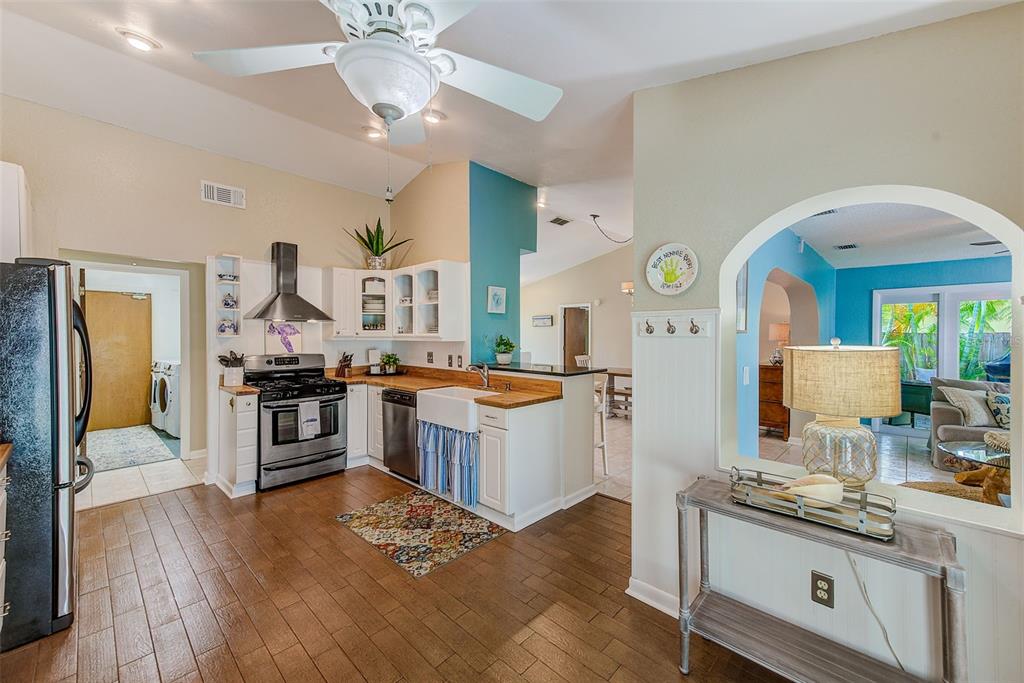 Largo, Florida, 33773, United States, 3 Bedrooms Bedrooms, ,2 BathroomsBathrooms,Residential,For Sale,1939430