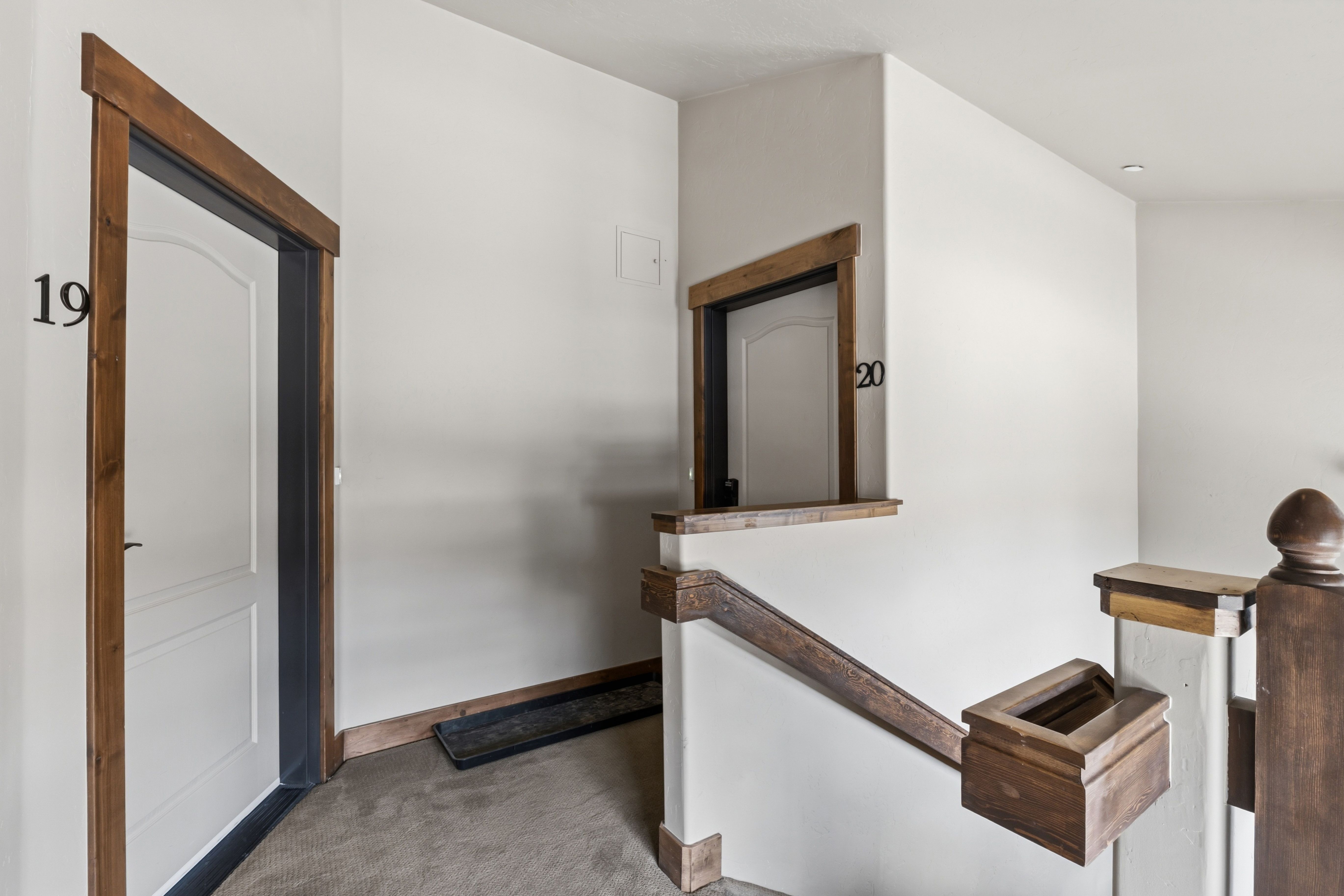  Light-Filled Corner Residence With Views of Mount Royal and Peak One - 物件實景