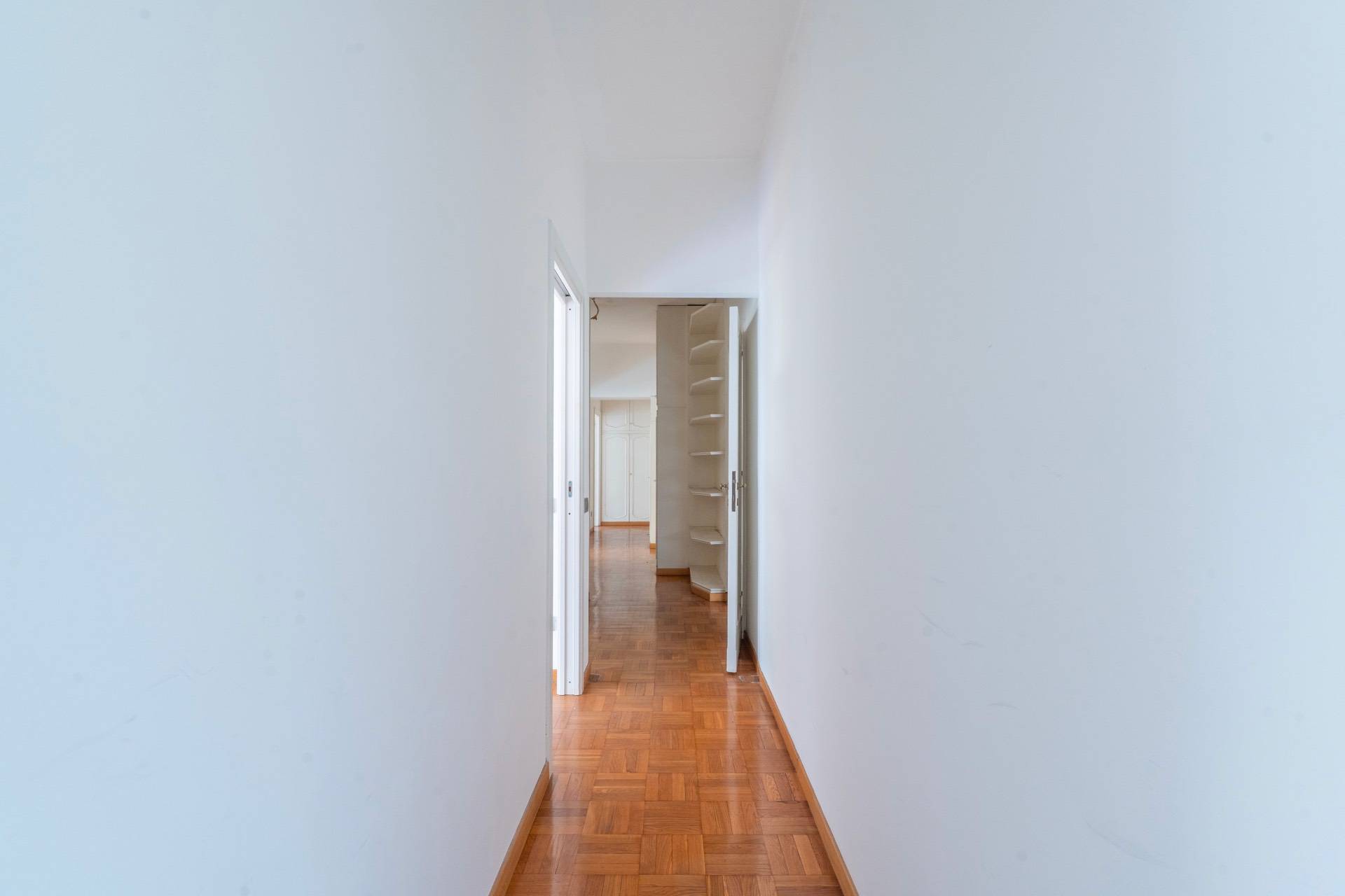 Roma, Roma, 00100, IT, 4 Bedrooms Bedrooms, ,2 BathroomsBathrooms,Residential,For Sale,1836935