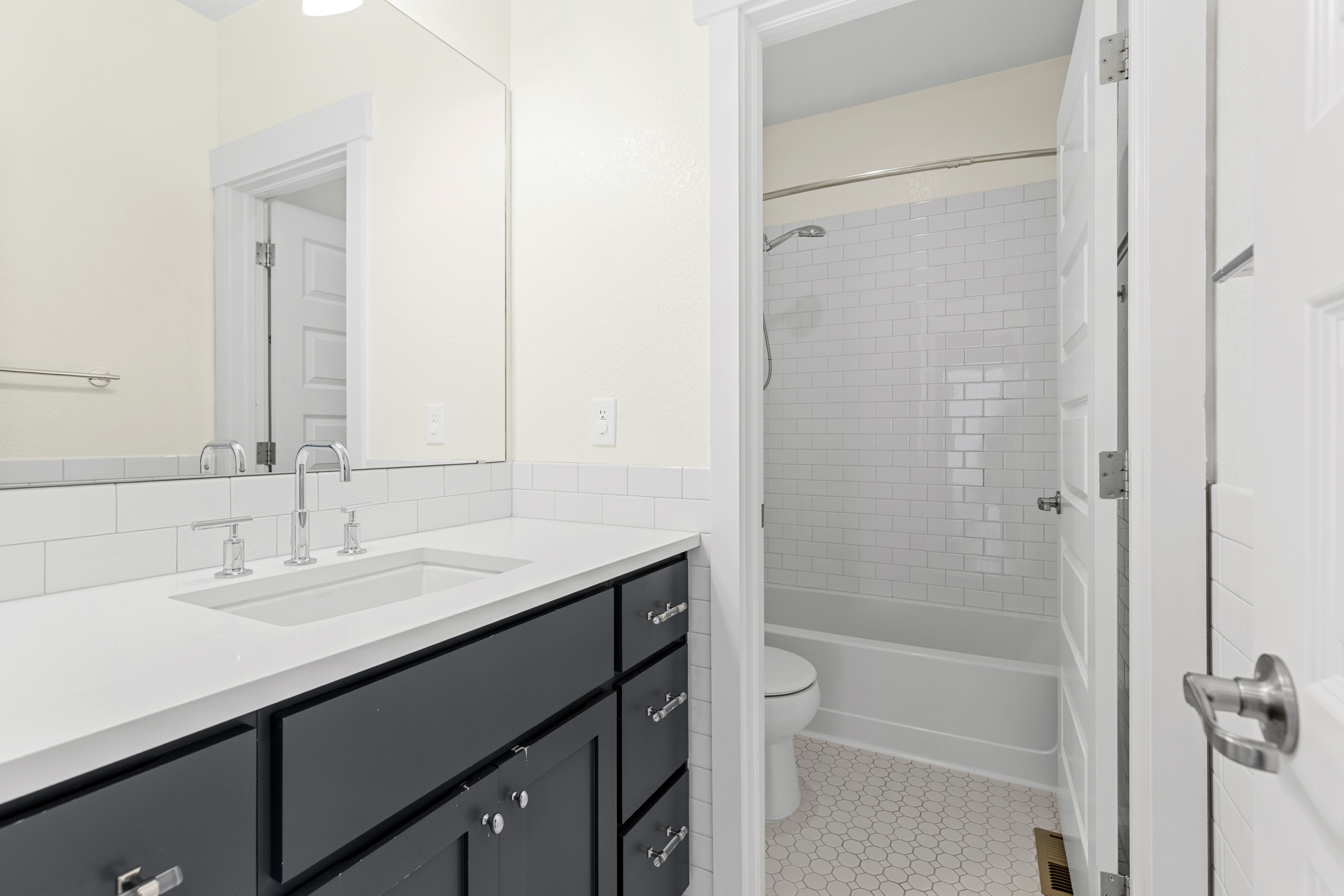  Stunning, Meticulously Cared-For Residence in Coveted Hyland Village Community - 物件實景
