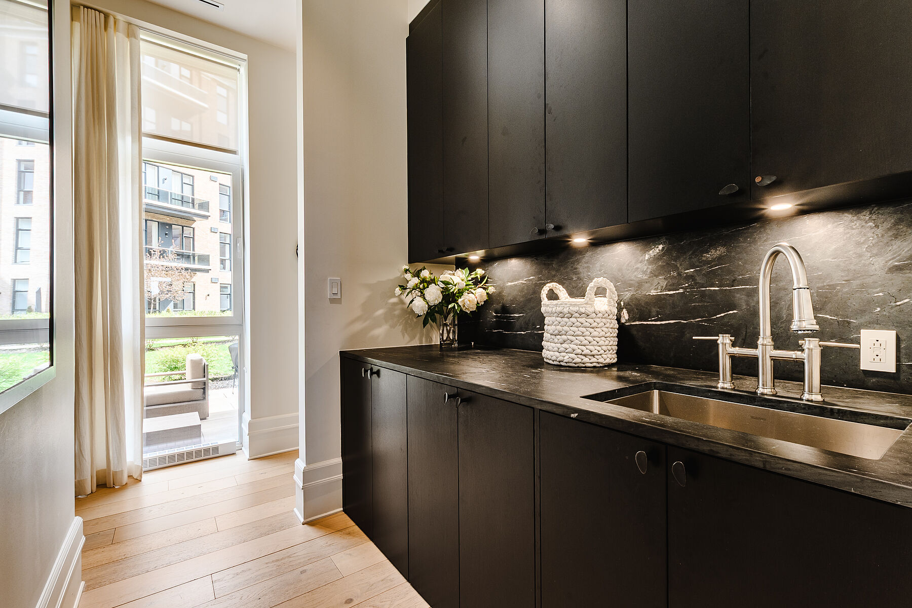  Stunning Custom Condo - 物件實景