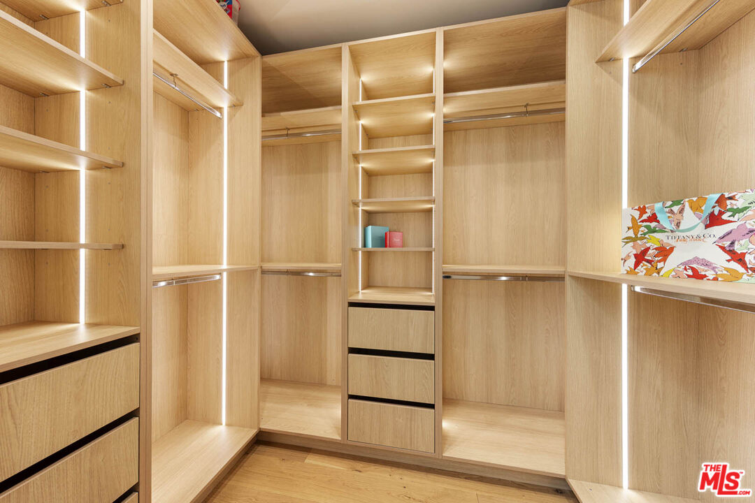 Los Angeles, California, 90048, United States, 4 Bedrooms Bedrooms, ,2 BathroomsBathrooms,Residential,For Sale,1962418