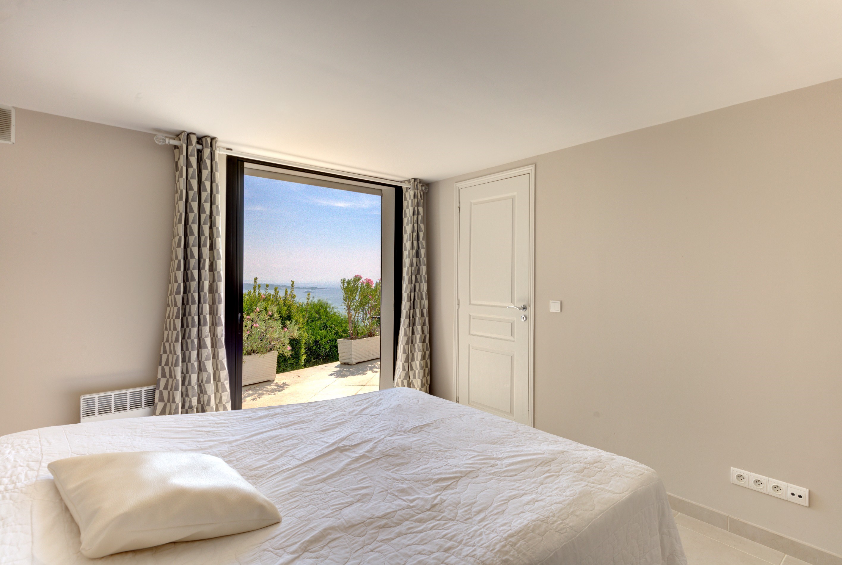  Super Cannes Vallauris, 260 sqm villa with five bedrooms, pool and panoramic se… - 物件實景