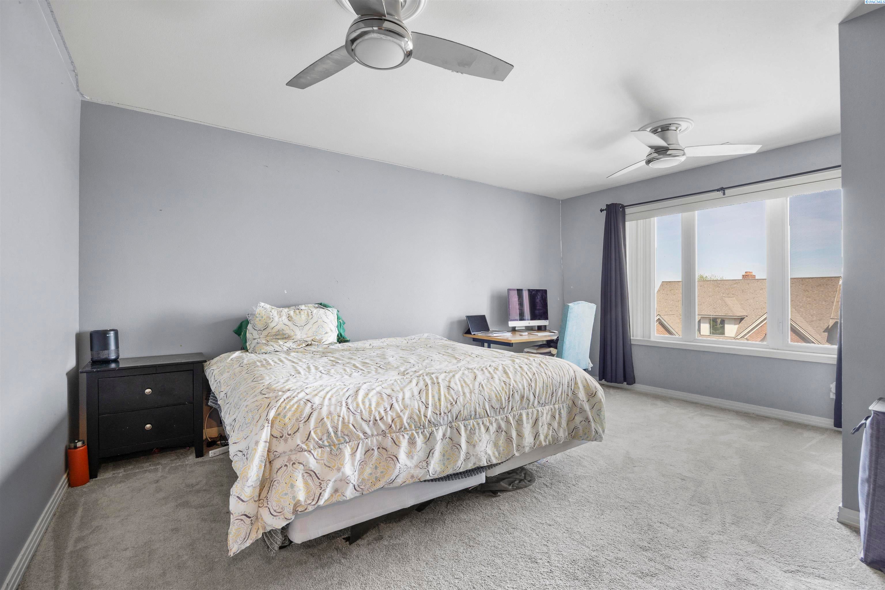 Kennewick, Washington, 99337, United States, 6 Bedrooms Bedrooms, ,4 BathroomsBathrooms,Residential,For Sale,1979182