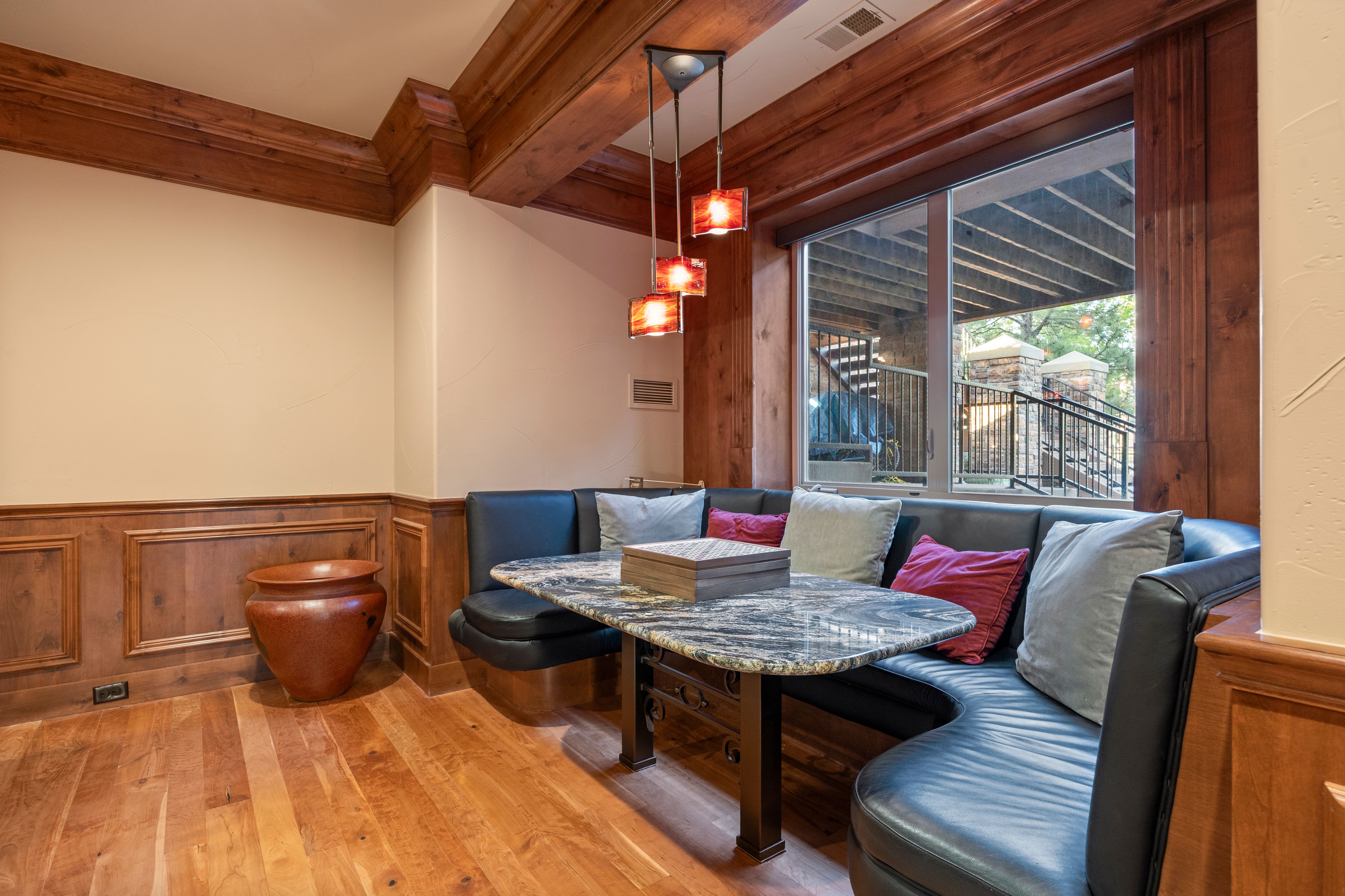  This Mountain Traditional residence is defined by its grand scale, - 物件實景