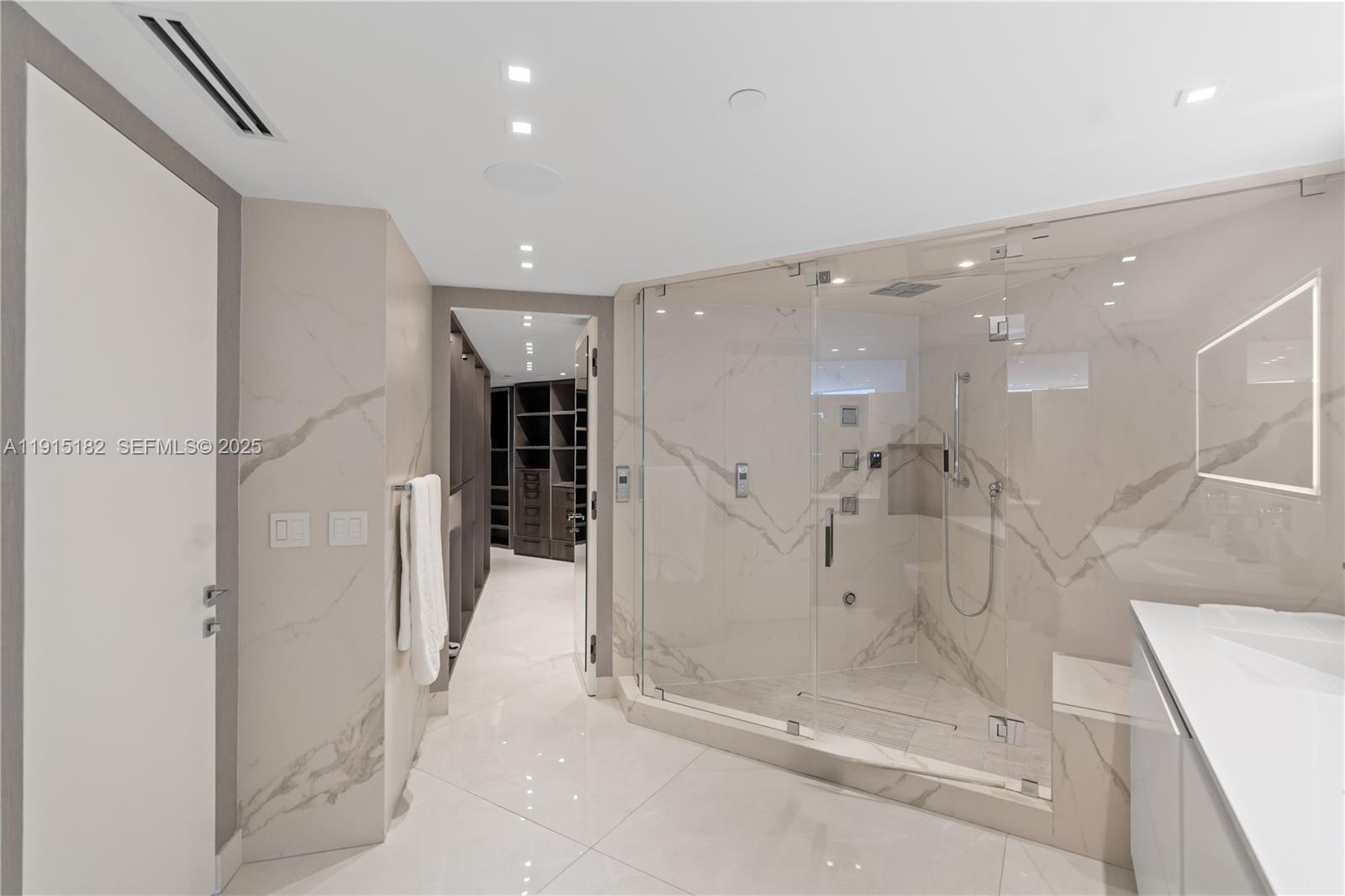 Miami Beach, Florida, 33140, United States, 5 Bedrooms Bedrooms, ,5 BathroomsBathrooms,Residential,For Sale,1997515