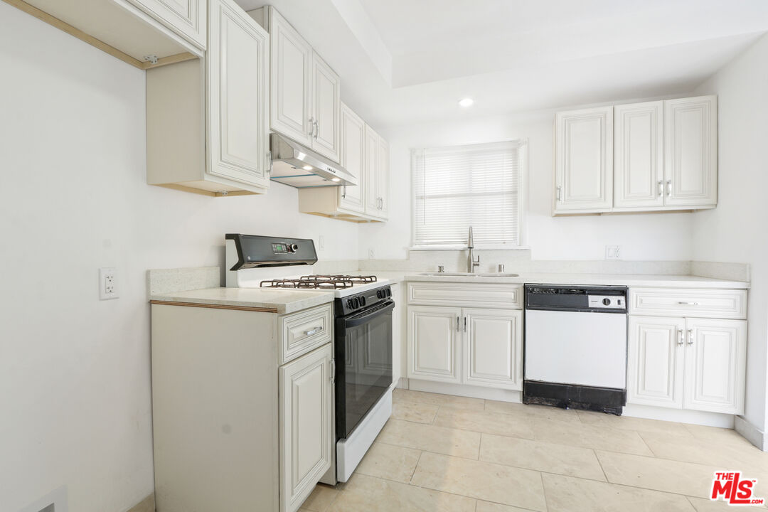 Los Angeles, California, 90035, United States, 5 Bedrooms Bedrooms, ,Residential,For Sale,1907143
