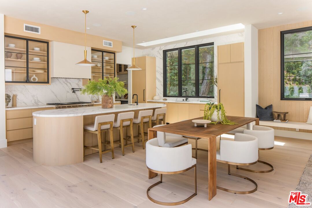 Los Angeles, California, 90049, United States, 5 Bedrooms Bedrooms, ,3 BathroomsBathrooms,Residential,For Sale,1839044