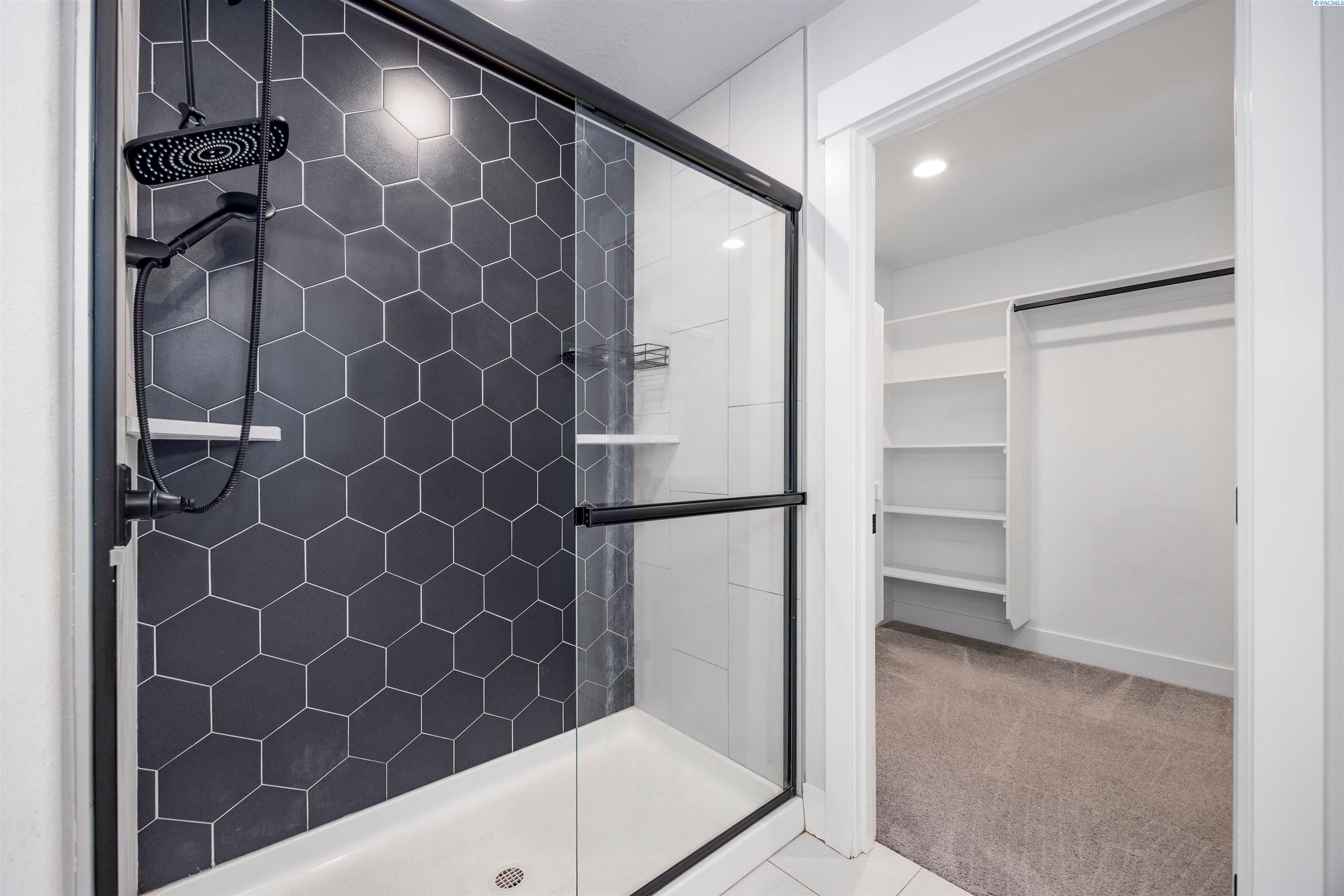 Grandview, Washington, 98930, United States, 5 Bedrooms Bedrooms, ,3 BathroomsBathrooms,Residential,For Sale,1988632