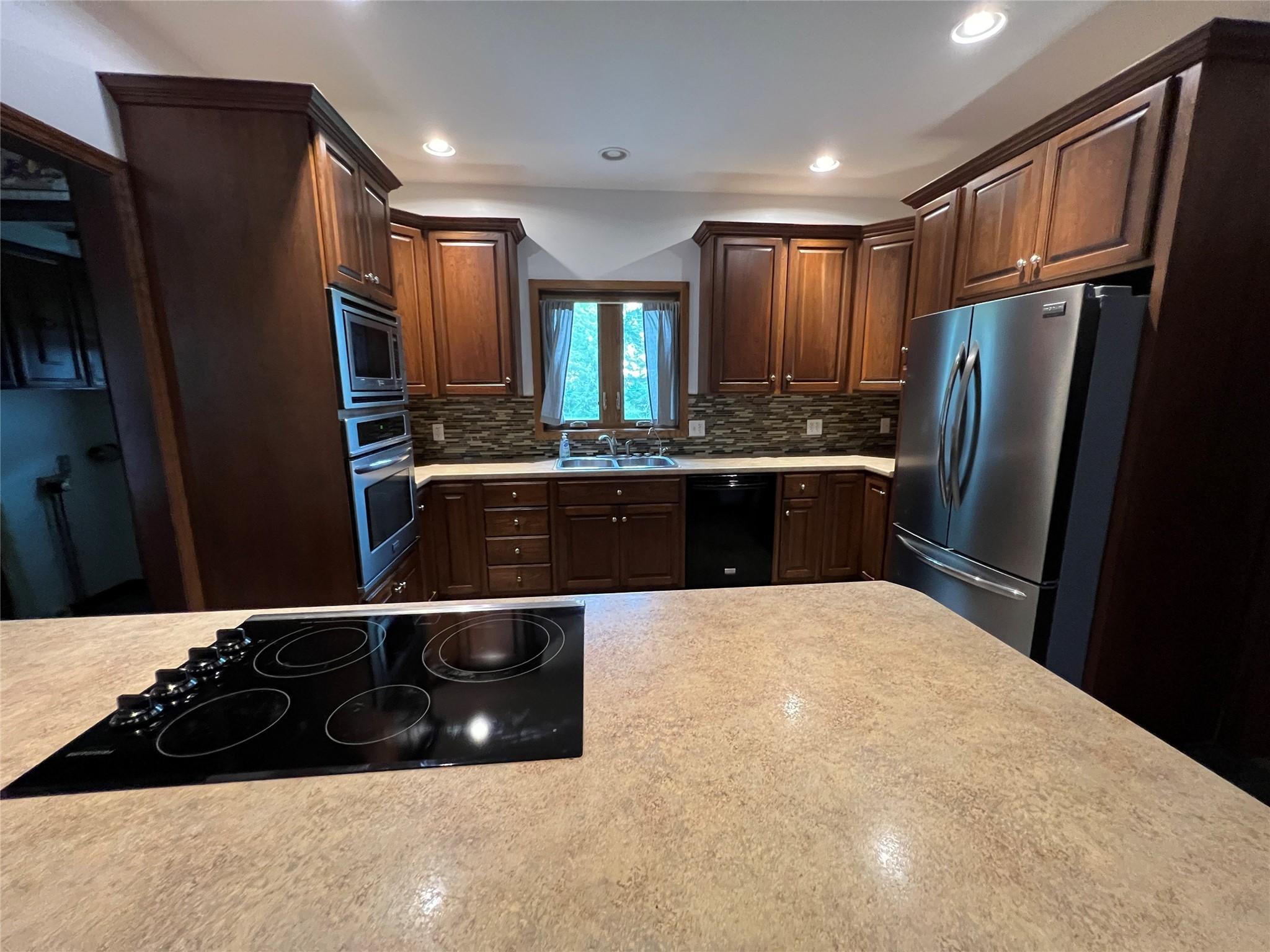 Pella, Iowa, 50219, United States, 3 Bedrooms Bedrooms, ,4 BathroomsBathrooms,Residential,For Sale,1879100