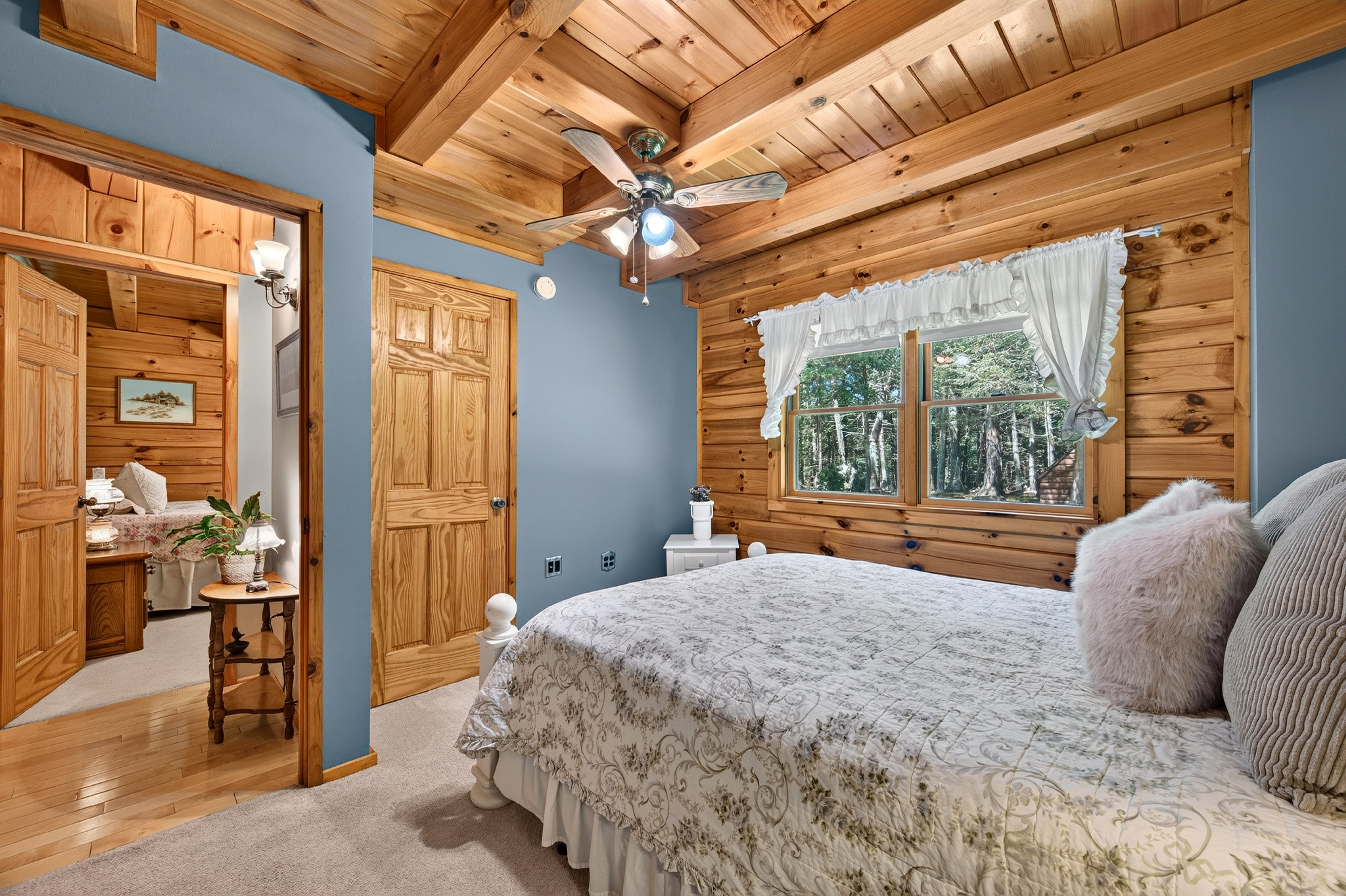  Tucked within four private, tranquil acres, this charming rustic log home offers - 物件實景