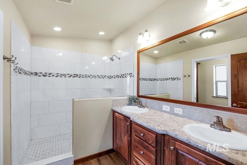 Donnelly, Idaho, 83615, United States, 3 Bedrooms Bedrooms, ,2 BathroomsBathrooms,Residential,For Sale,1982095