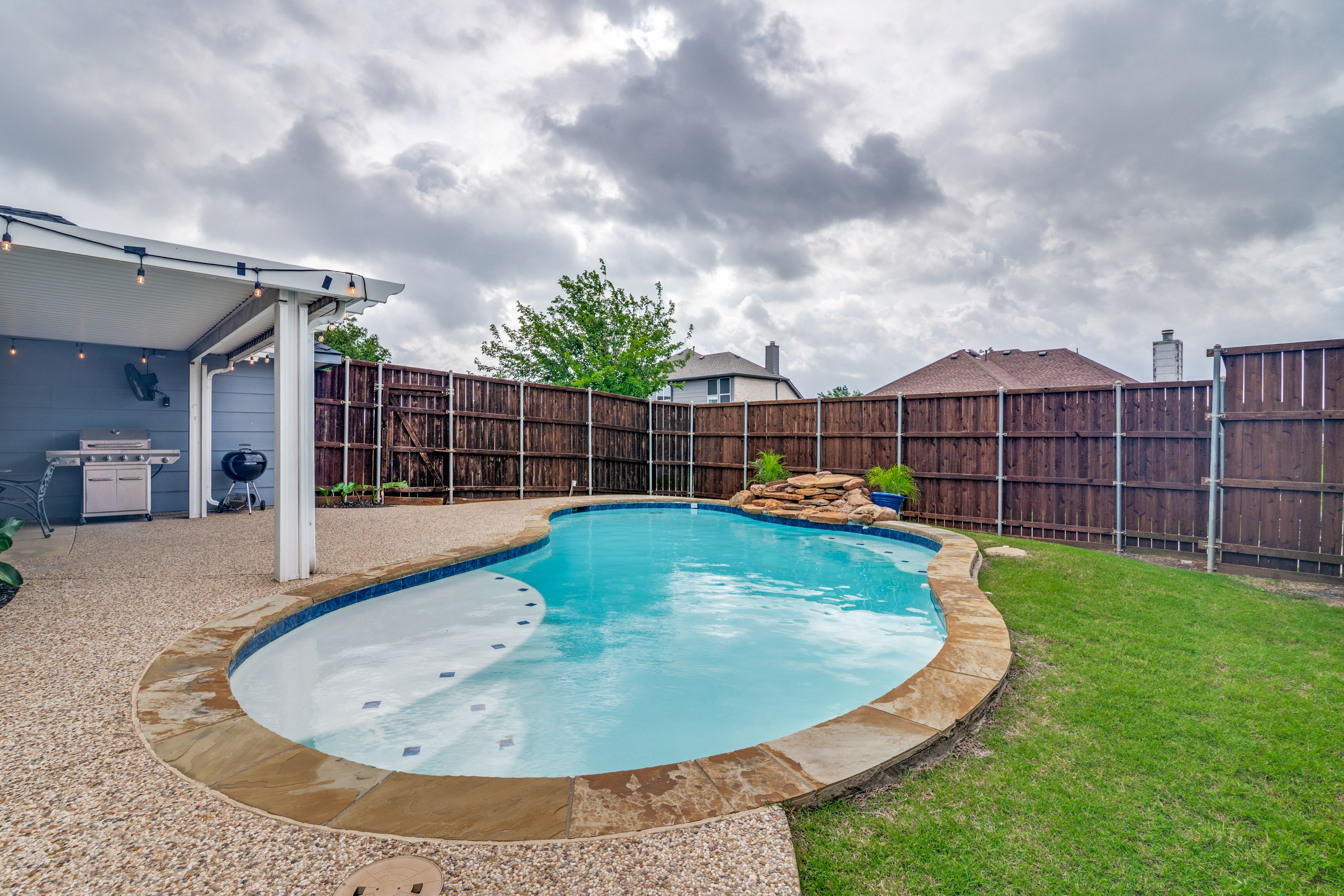  A Rockwall Pool Home That Checks the Boxes - 物件實景
