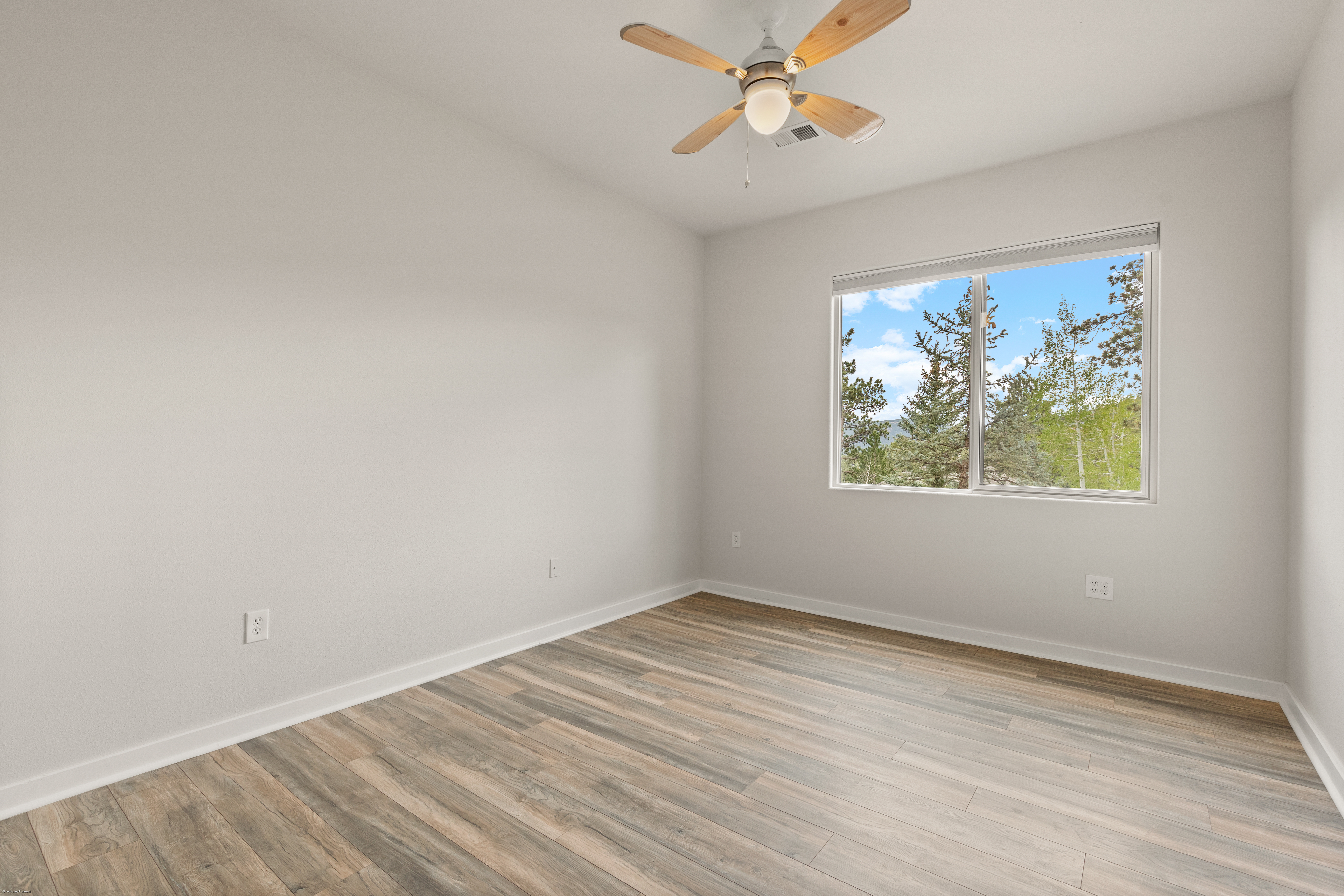  Extensively Renovated Main-Level Living - 物件實景