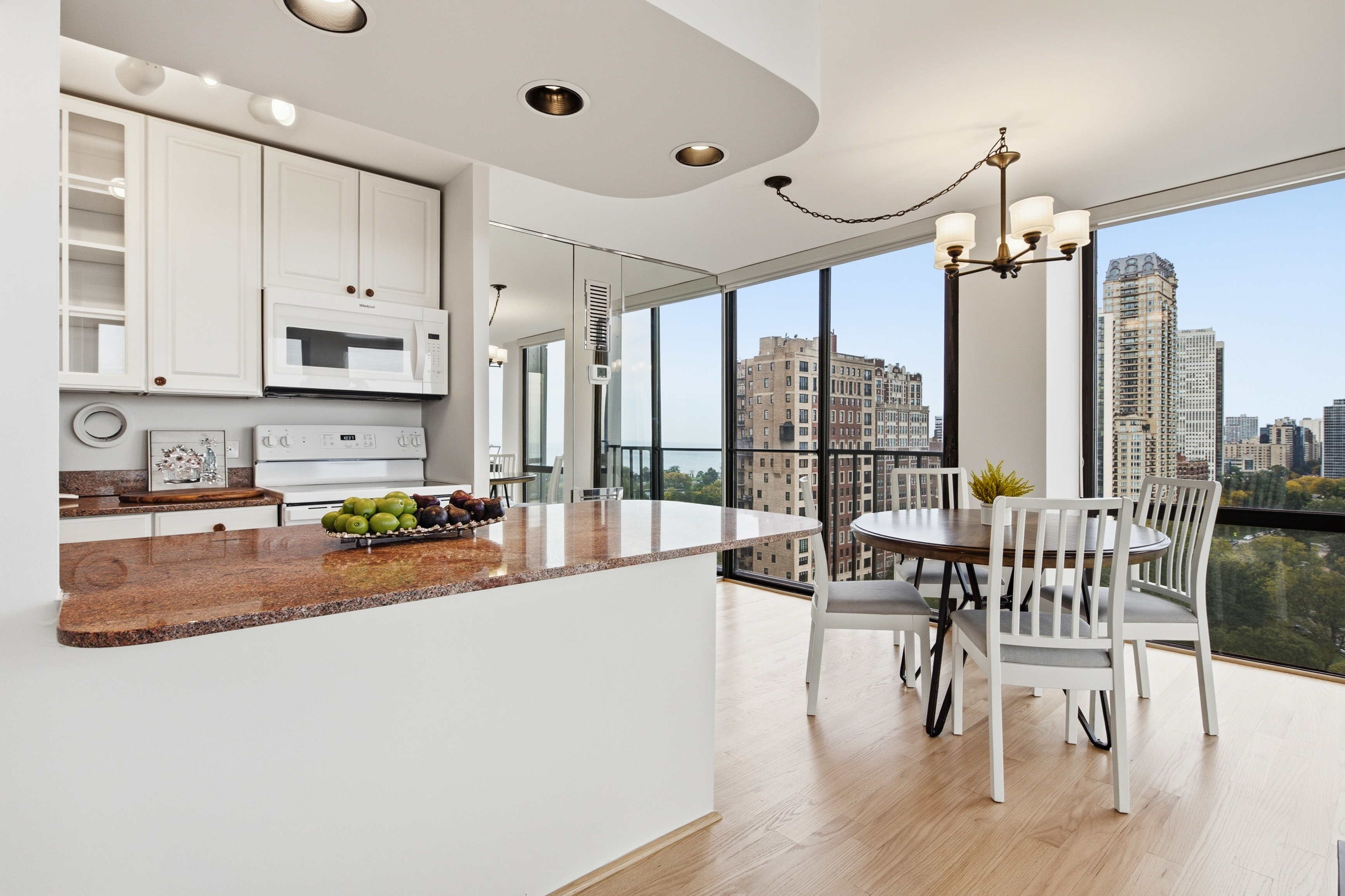  Spectacular 2-bedroom, 2-bath Corner Residence Perched High Above Lincoln Park - 物件實景