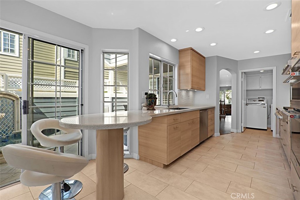Long Beach, California, 90803, United States, 2 Bedrooms Bedrooms, ,3 BathroomsBathrooms,Residential,For Sale,1917947
