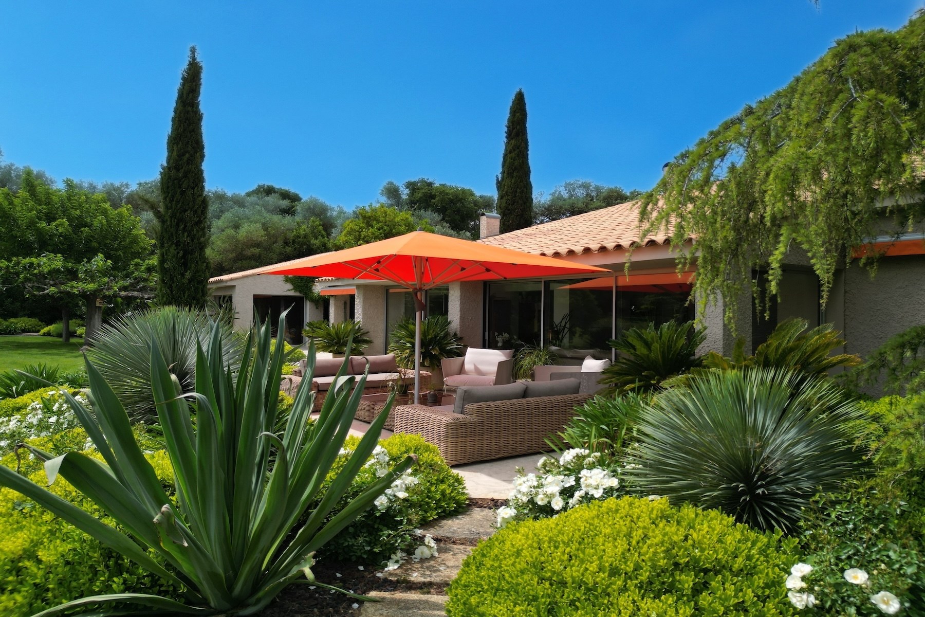 Uzès - Iconic 1970s Villa Fully Renovated with Stunning Volumes - 物件實景