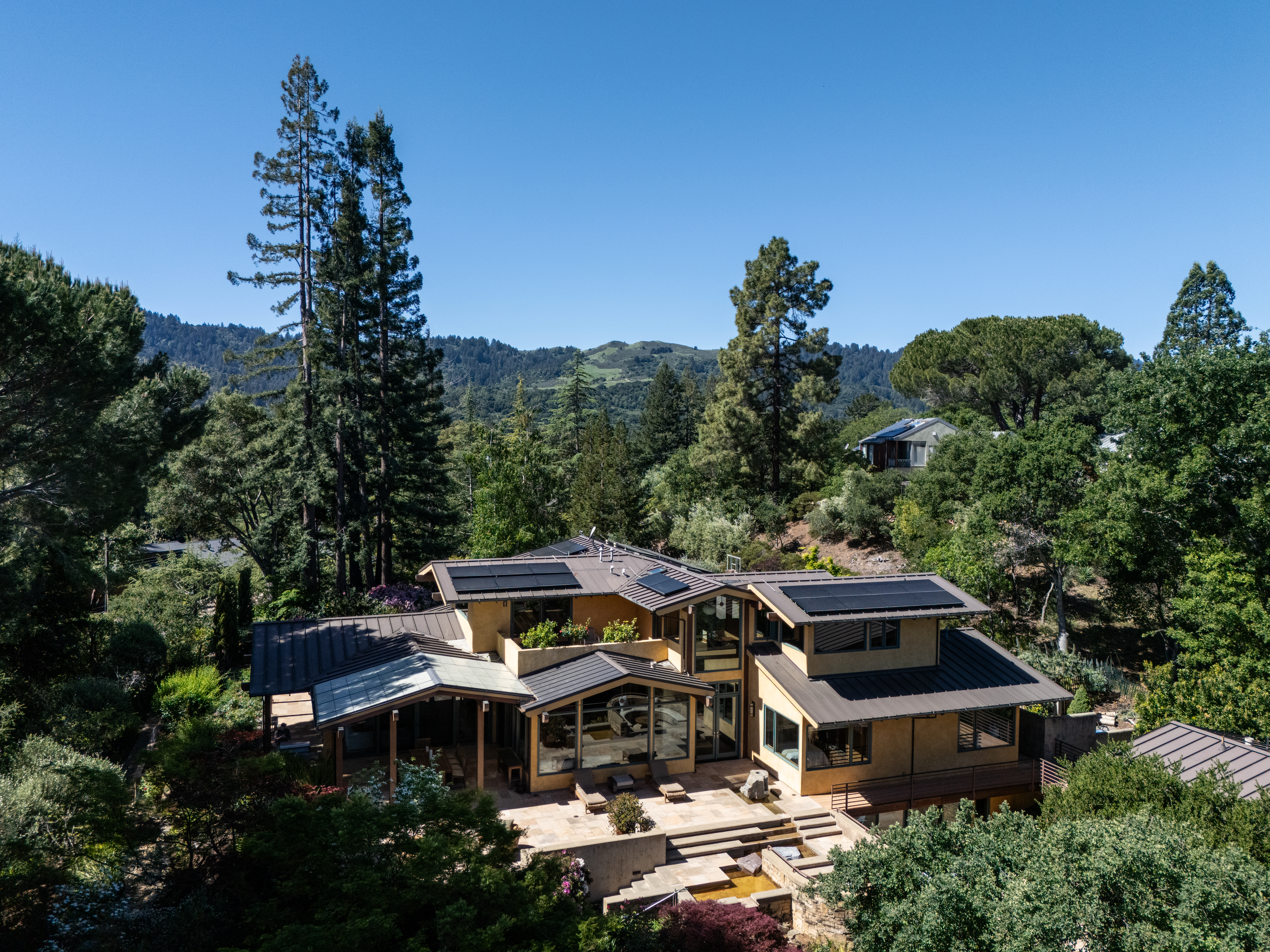  A Hilltop Home Shaped by Light, Landscape and Contemporary Architecture - 物件實景