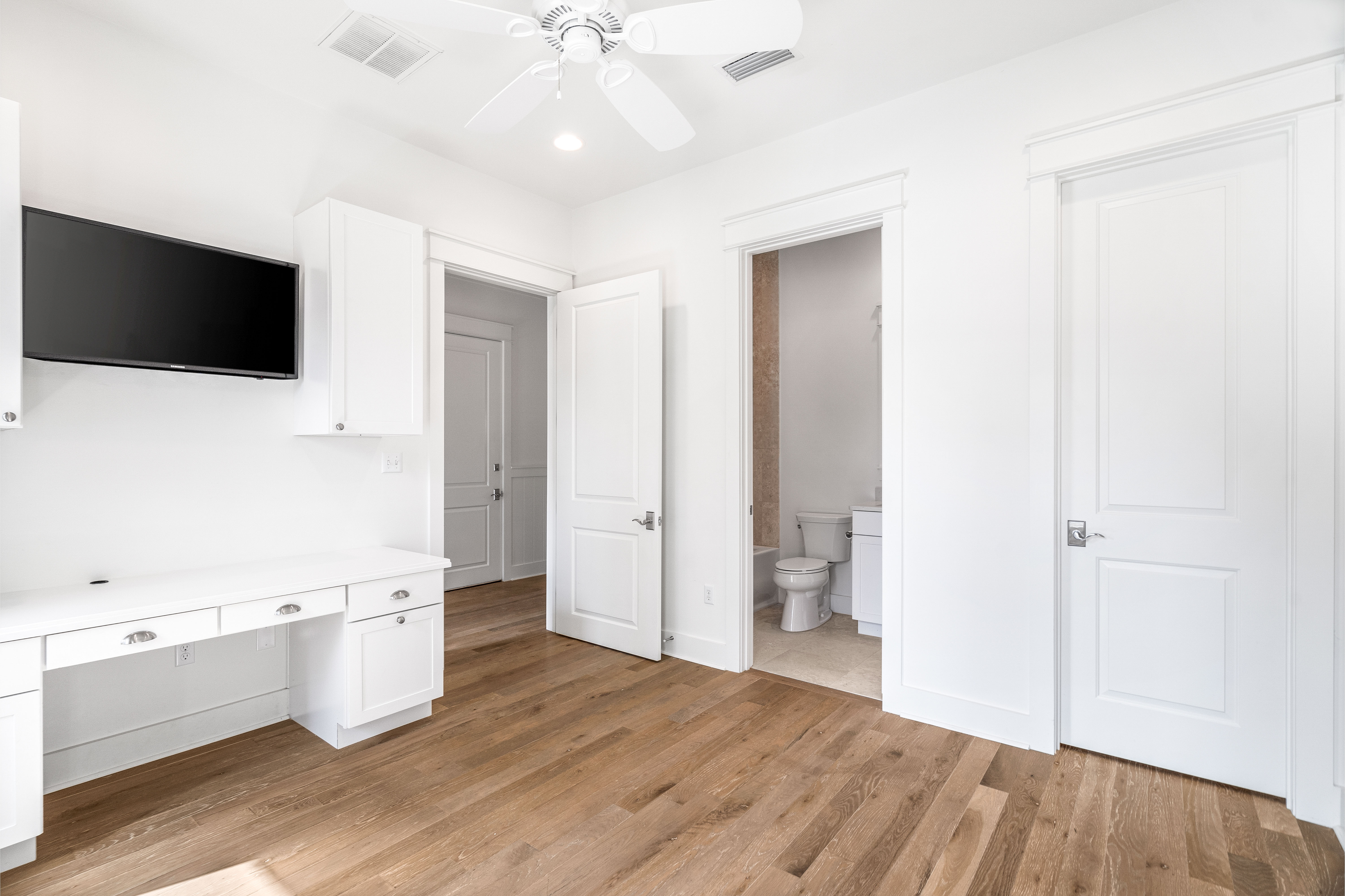  Beautifully Appointed Corner-Lot Home Steps from Village Commons Amenities - 物件實景