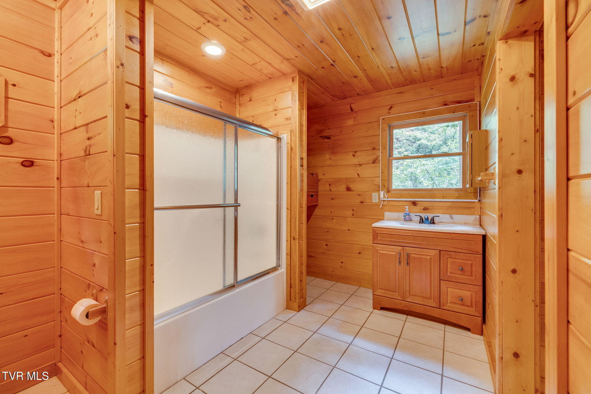 Butler, Tennessee, 37640, United States, 2 Bedrooms Bedrooms, ,3 BathroomsBathrooms,Residential,For Sale,1914007