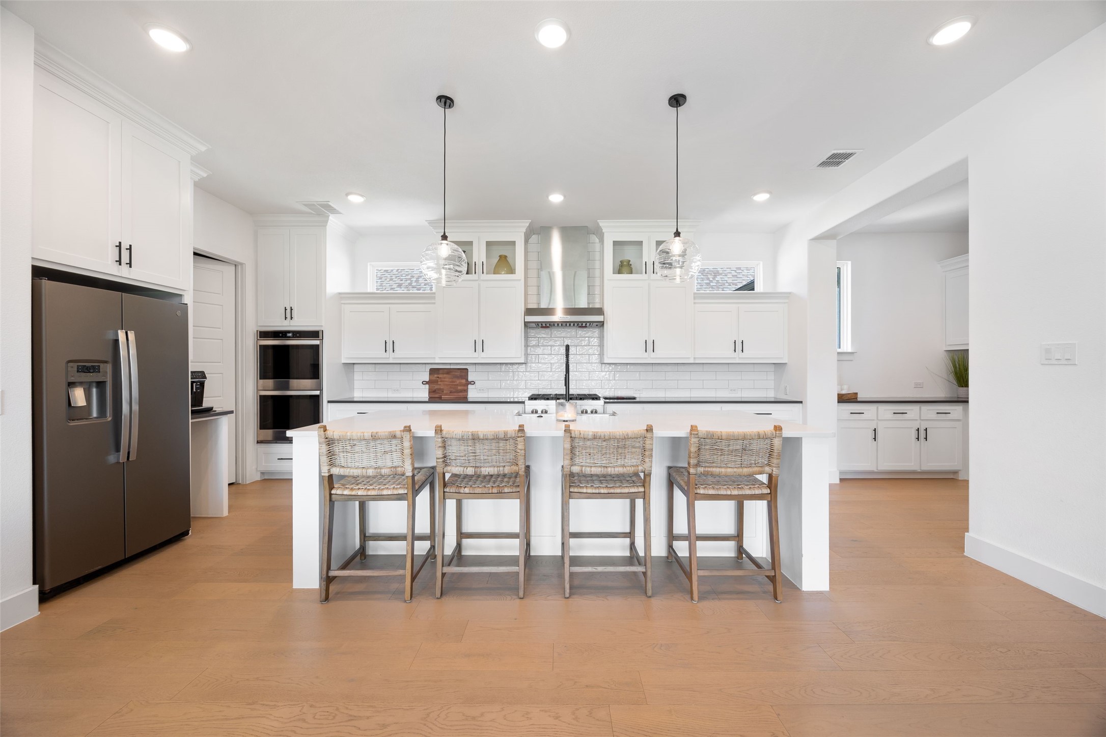 Arlington, Texas, 76005, United States, 4 Bedrooms Bedrooms, ,5 BathroomsBathrooms,Residential,For Sale,1963116