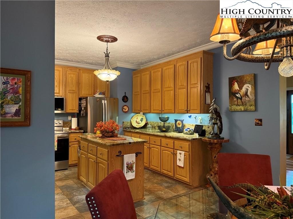 Elk Park, North Carolina, 28622, United States, 3 Bedrooms Bedrooms, ,3 BathroomsBathrooms,Residential,For Sale,1984406