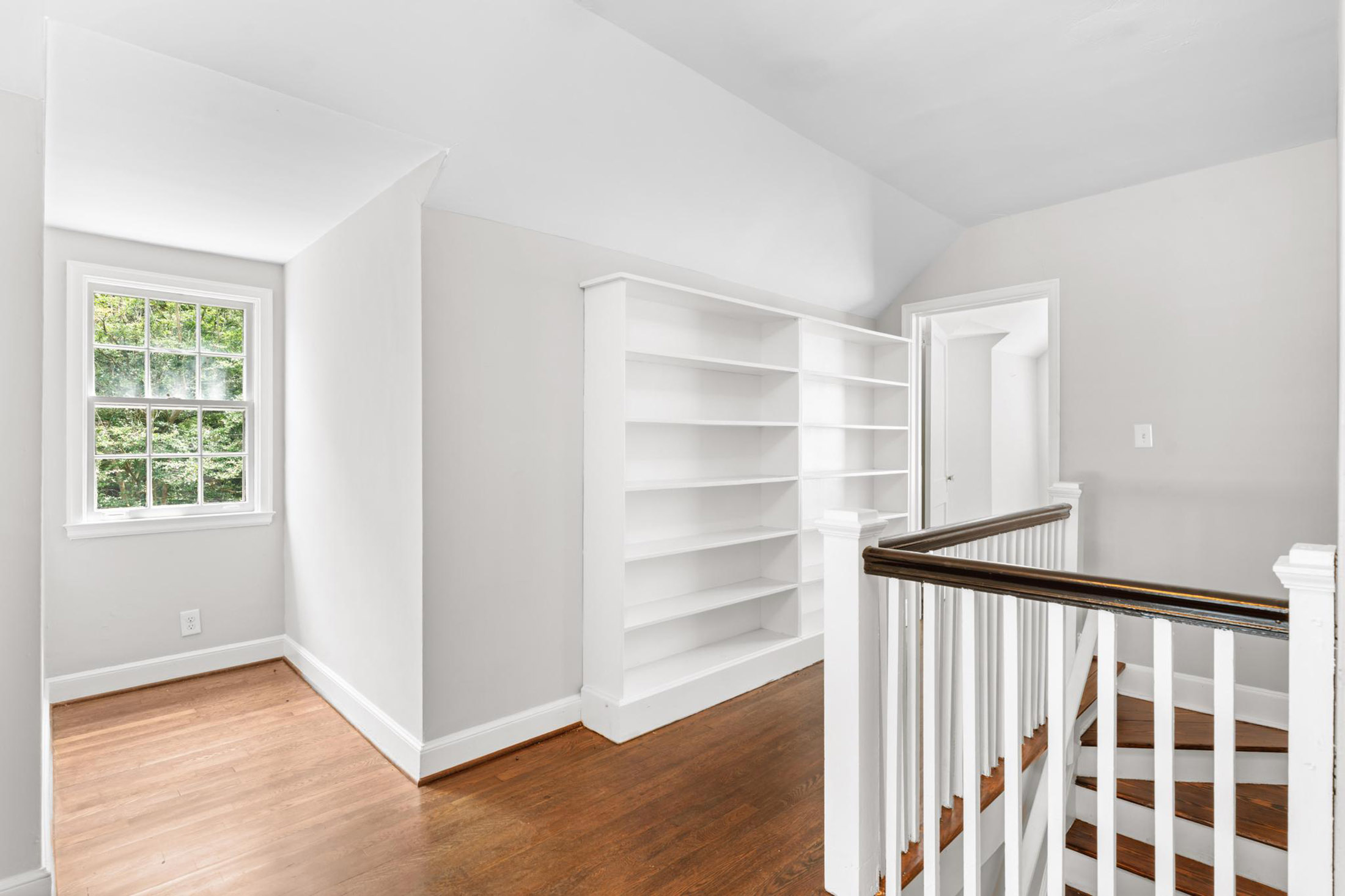  Move-in Ready Four Bedroom Home Offers Intown Convenience - 物件實景
