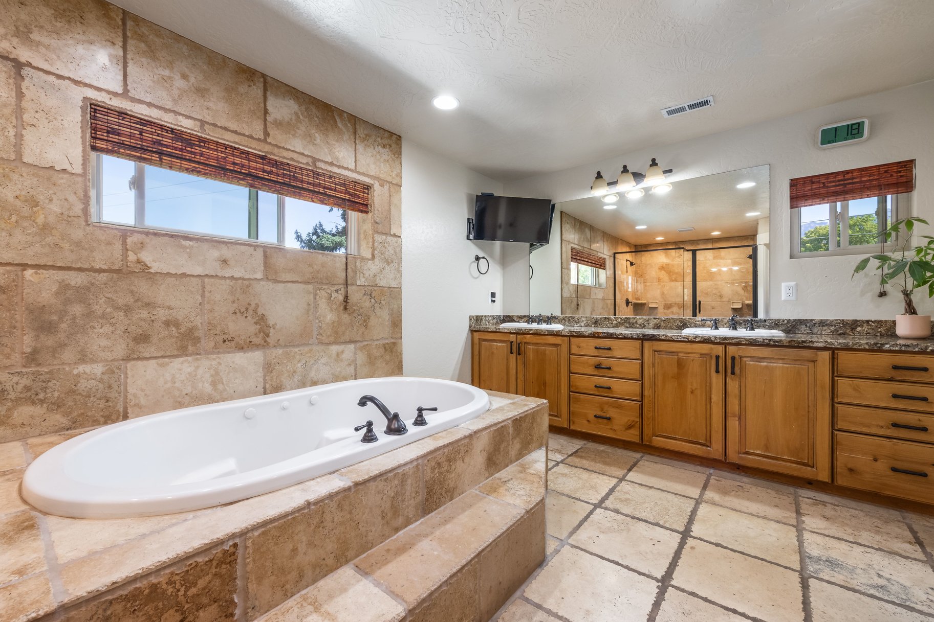  East Millcreek Living with New Saltwater Pool & Entertaining Spaces - 物件實景