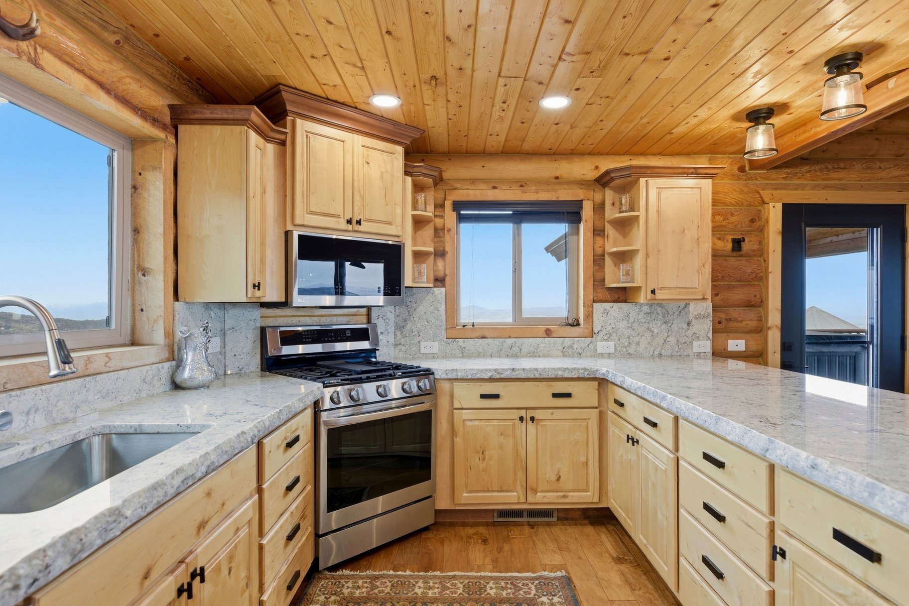  Renovated Log Cabin in Cedar Highlands with Wraparound Deck & Mountain Views - 物件實景