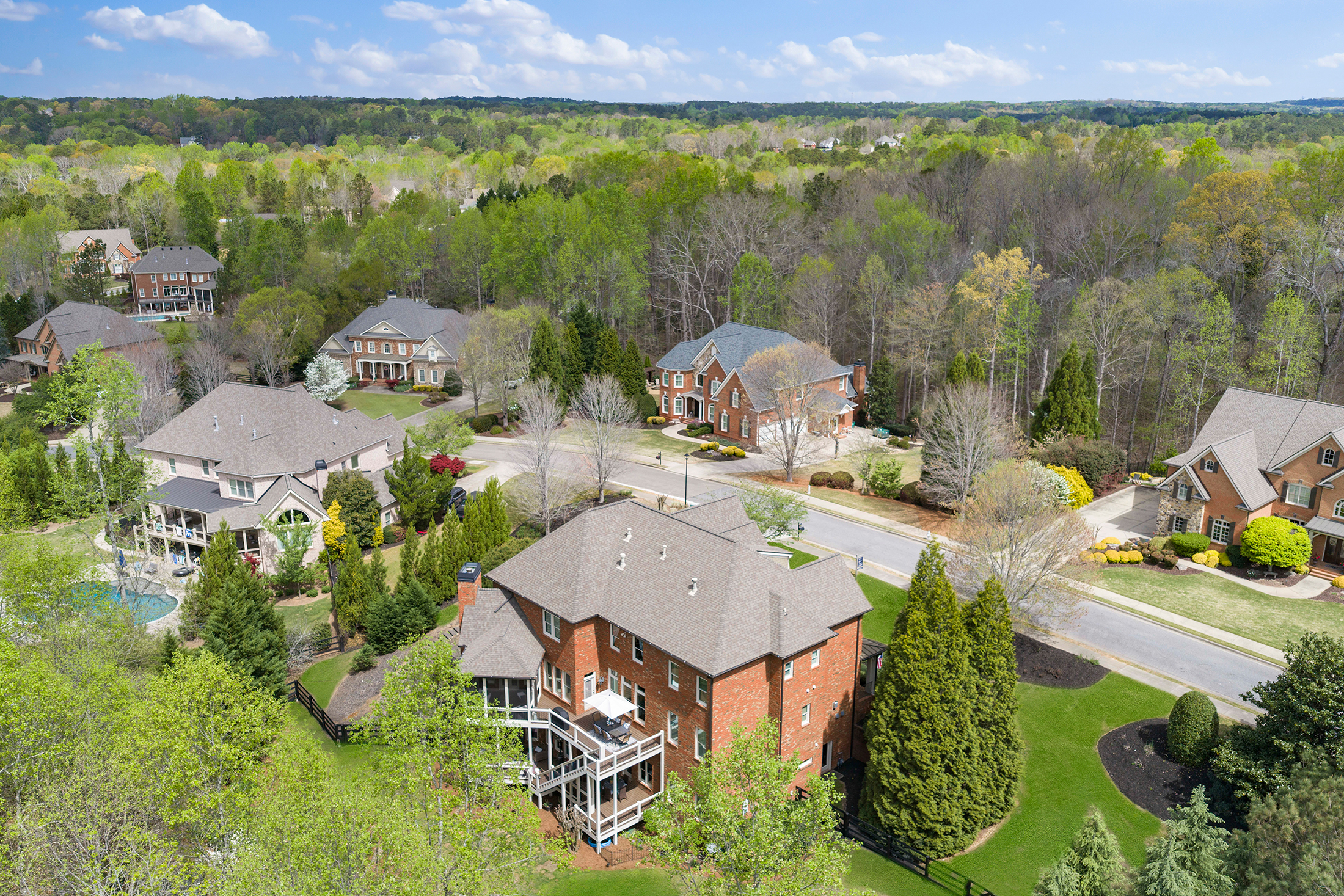  Meticulous Brick Estate Blends Timeless Architecture with Elevated Design - 物件實景