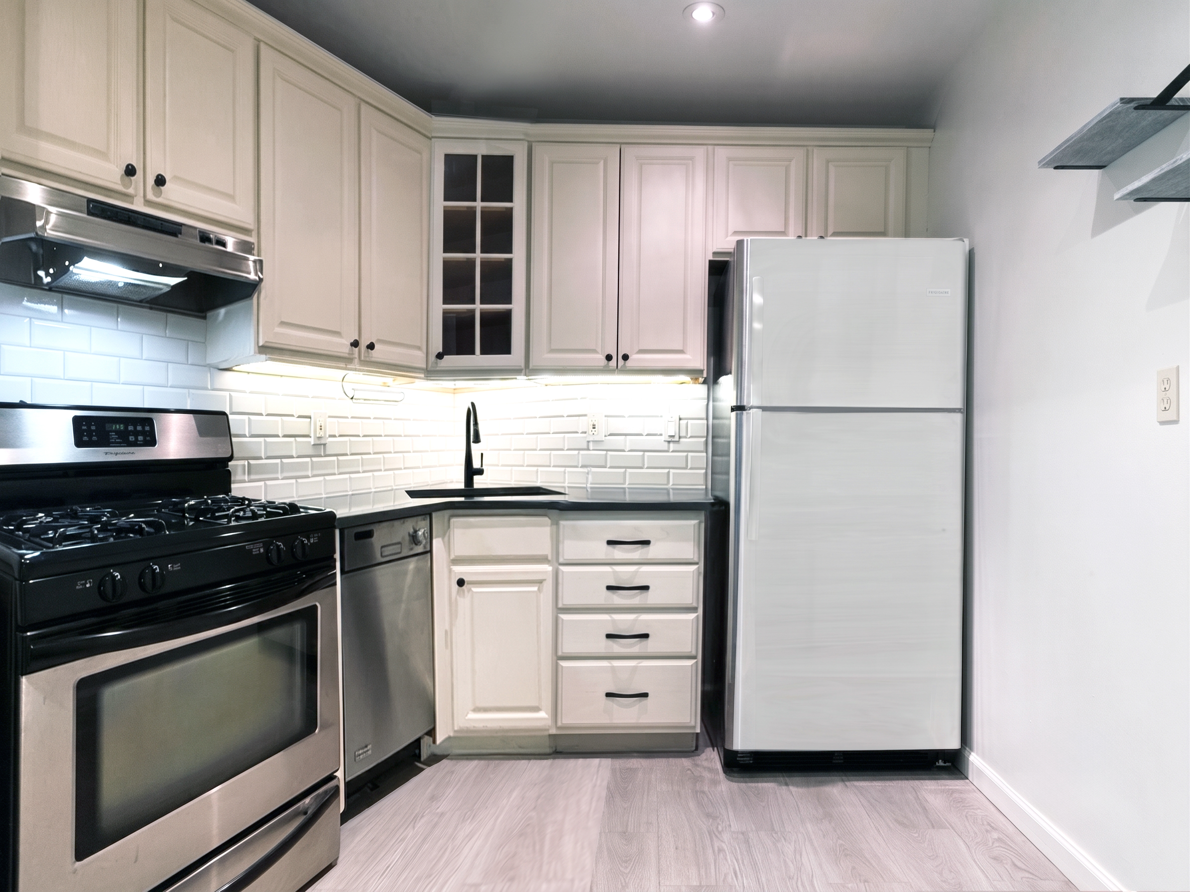  Welcome to Barker House,  this oversized one-bedroom residence - 物件實景