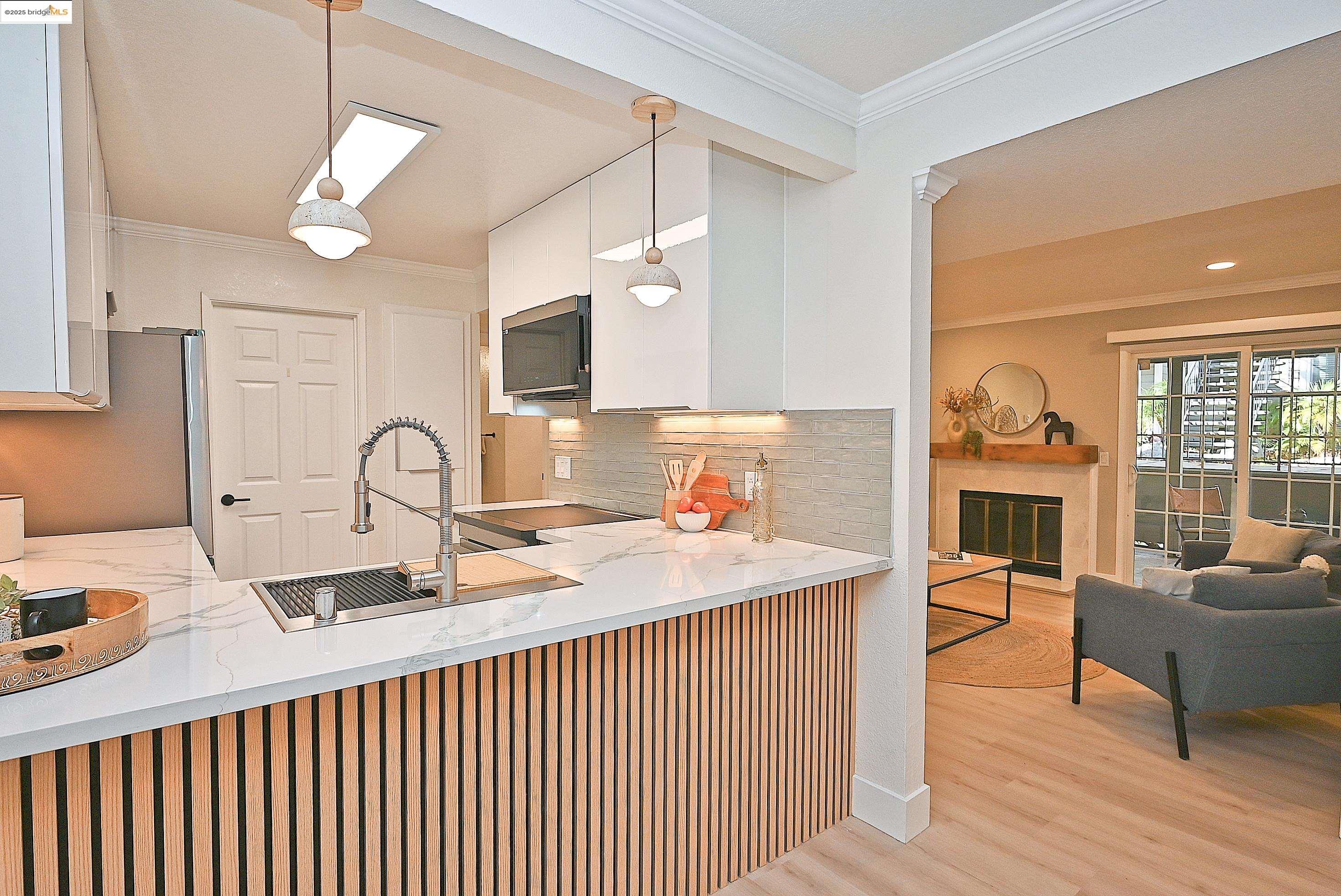 Oakland, California, 94605, United States, 2 Bedrooms Bedrooms, ,2 BathroomsBathrooms,Residential,For Sale,2000810