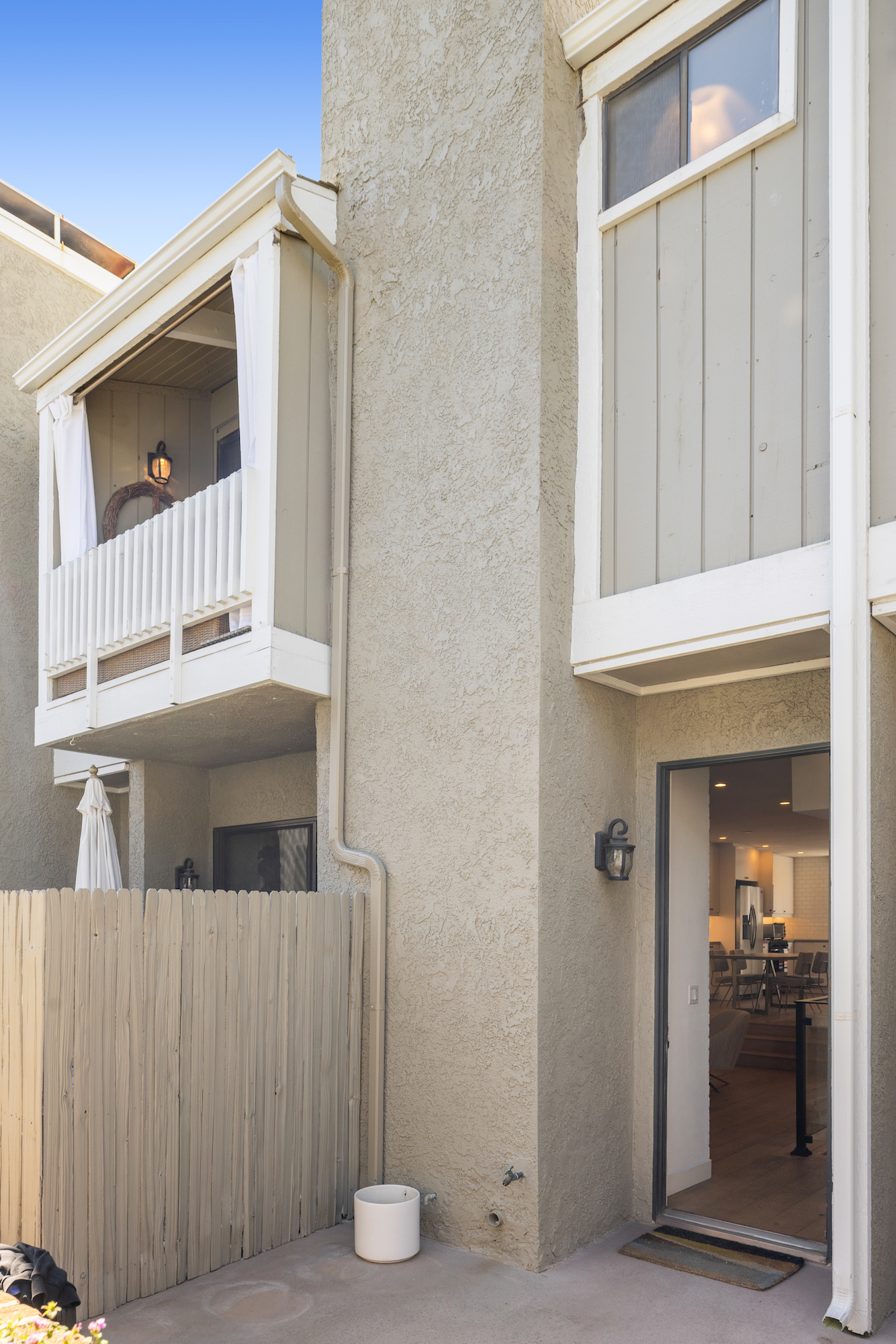 Los Angeles, California, 90025, United States, 2 Bedrooms Bedrooms, ,3 BathroomsBathrooms,Residential,For Sale,1860542