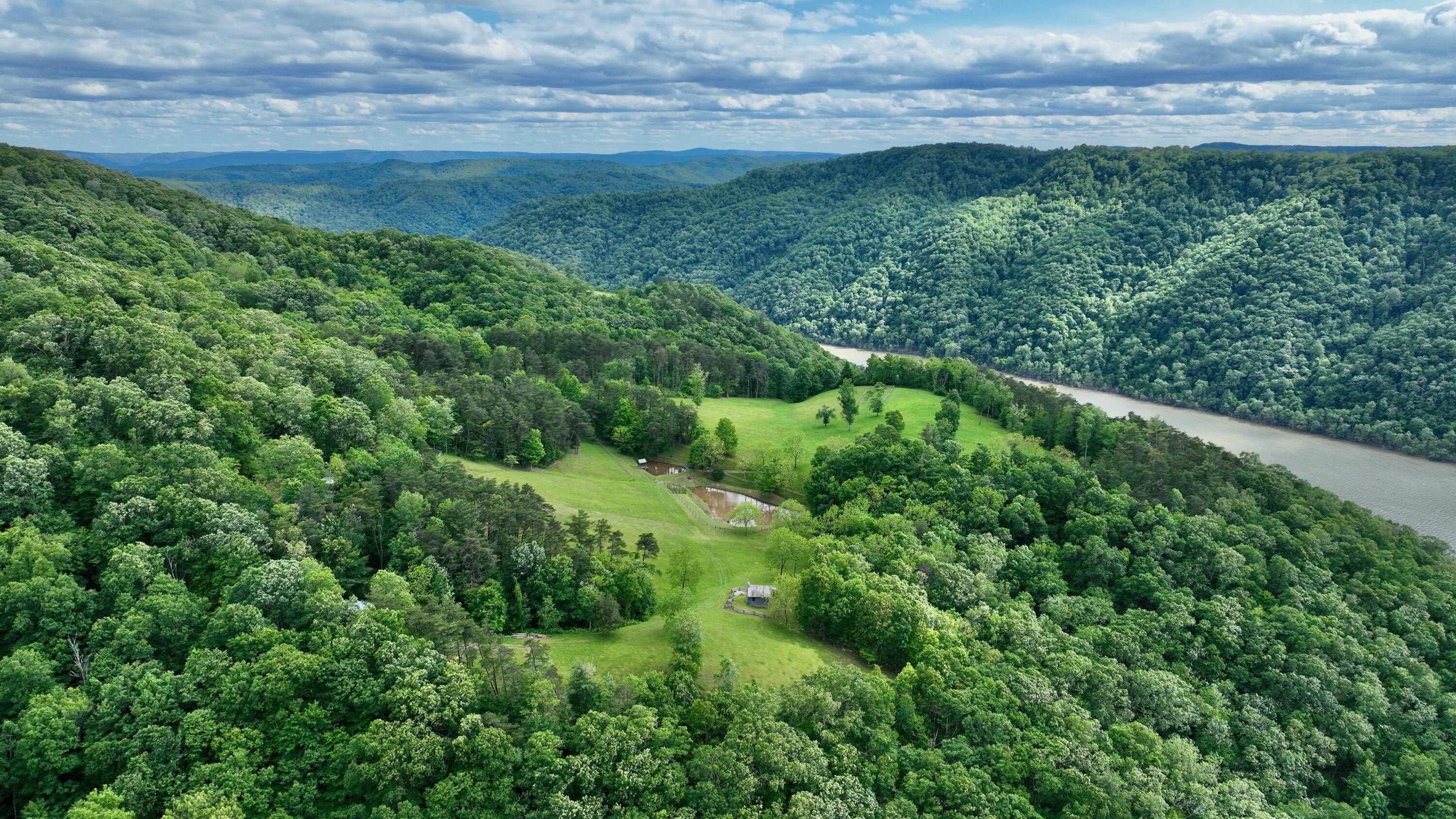 Hinton, West Virginia, 25951, United States, 3 Bedrooms Bedrooms, ,2 BathroomsBathrooms,Residential,For Sale,1847106