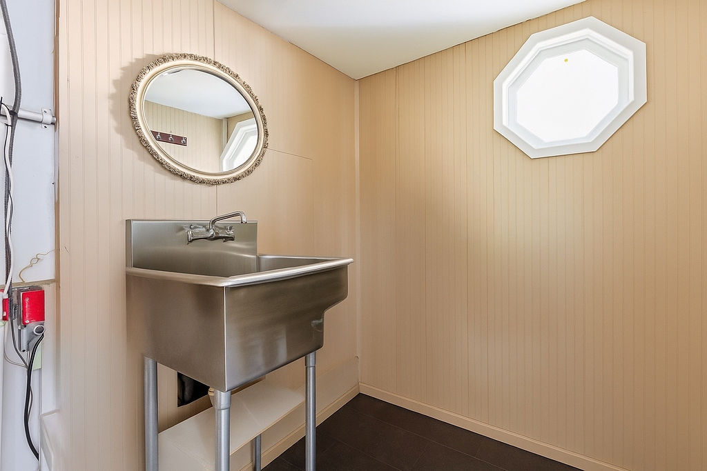 Howard Beach, New York, 11414, United States, 4 Bedrooms Bedrooms, ,3 BathroomsBathrooms,Residential,For Sale,1992466