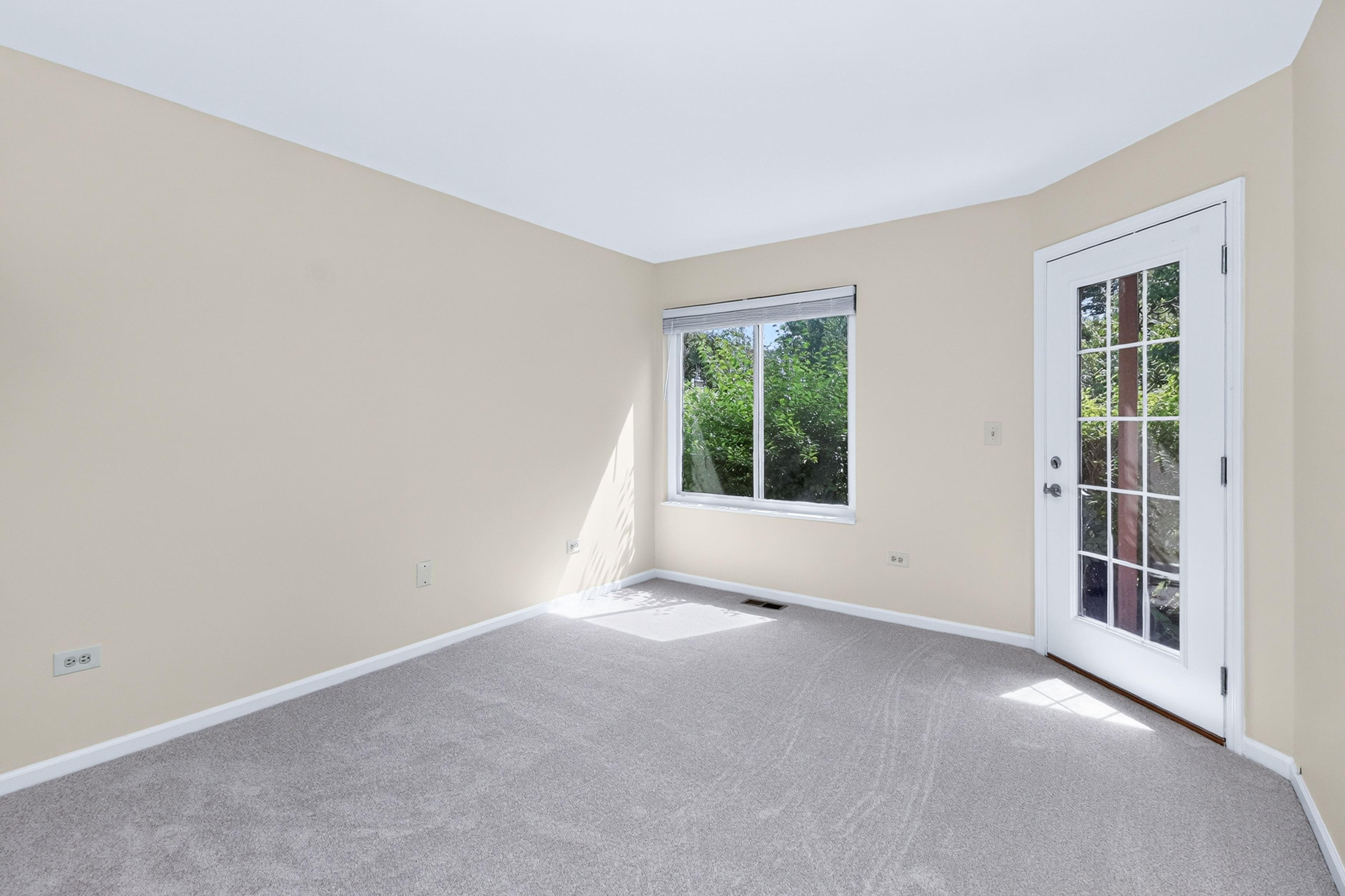  Two Bedrooms Condo, Each with a Bath, on Opposite Sides of the Family Room - 物件實景