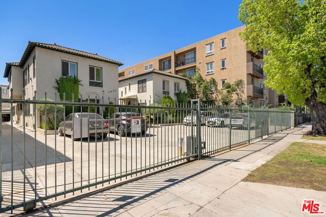 Los Angeles, California, 90019, United States, 12 Bedrooms Bedrooms, ,Residential,For Sale,1885364