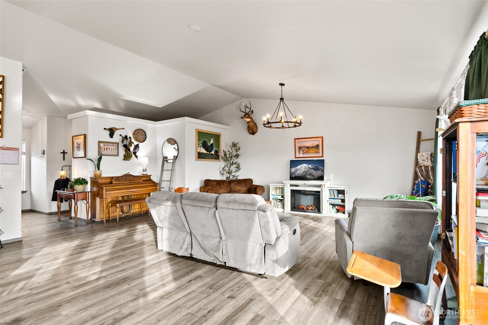 Ellensburg, Washington, 98926, United States, 6 Bedrooms Bedrooms, ,2 BathroomsBathrooms,Residential,For Sale,1992085