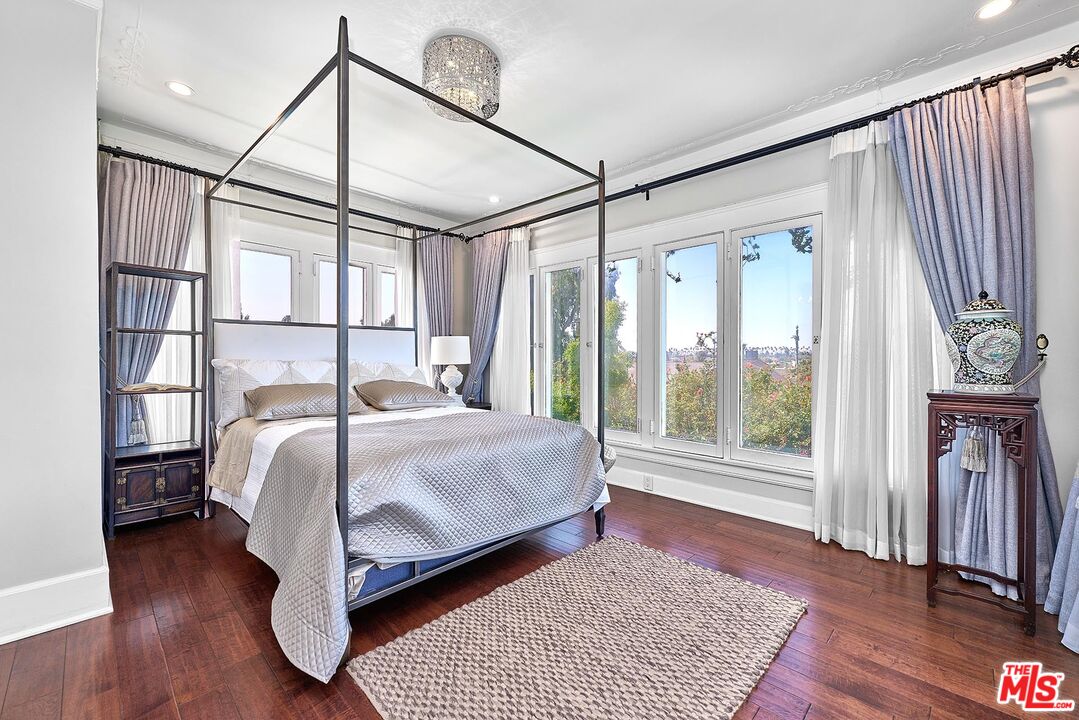 Los Angeles, California, 90005, United States, 5 Bedrooms Bedrooms, ,6 BathroomsBathrooms,Residential,For Sale,1907226